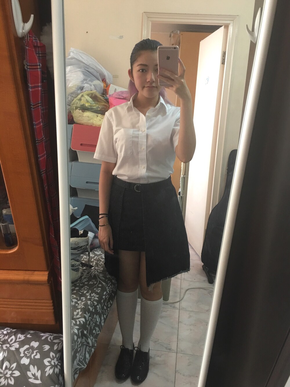 「school、black and white、white socks」｜「UNIQLOのアイテム（シャツ/ブラウス、ホワイト系）」を使った、Carman Tsoiさん（レディース・162cm）の春コーディネートの1枚目の写真