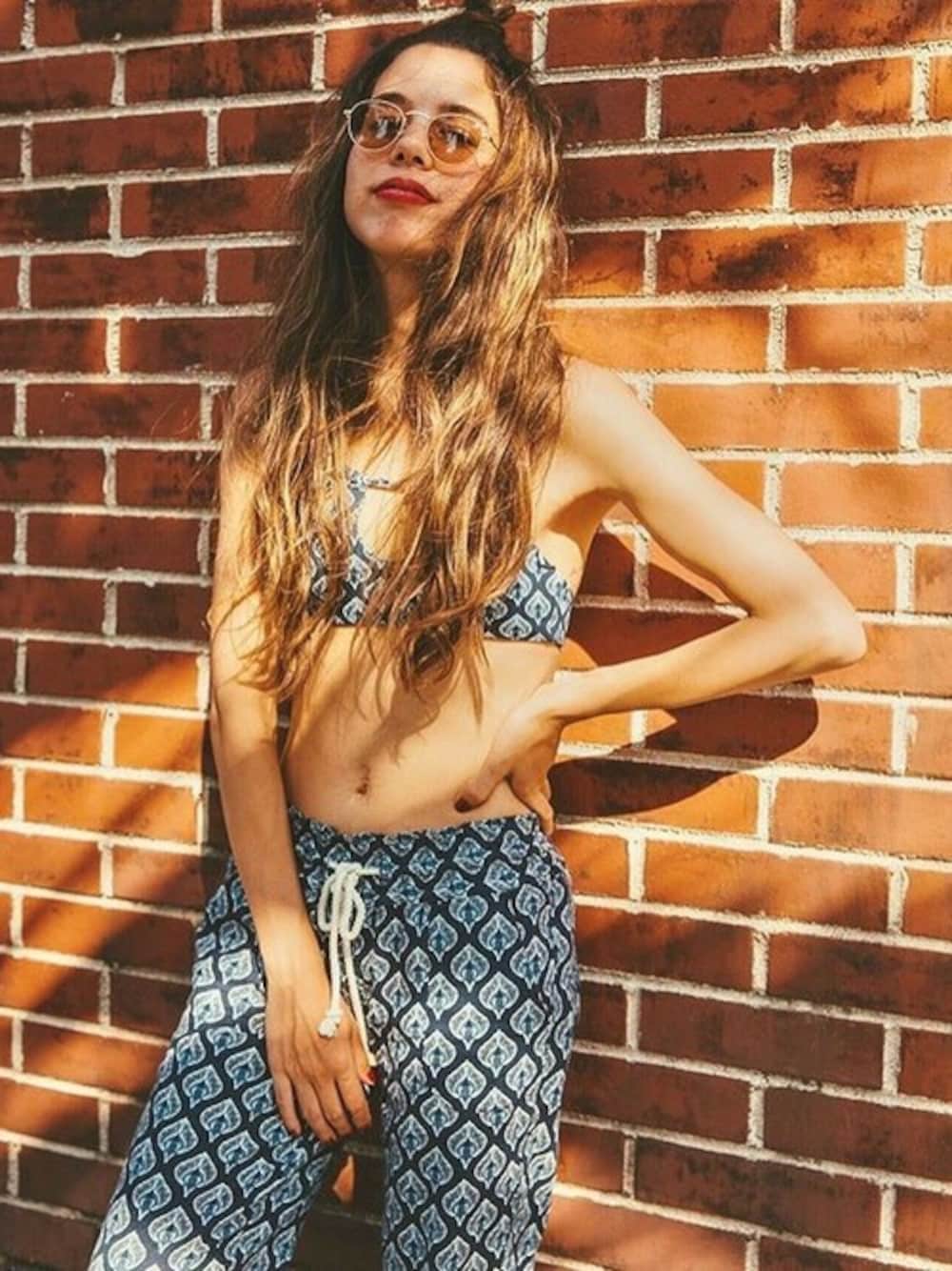 「フェススタイル、パンツスタイル、ROXY、ロキシー」｜「ROXYのOCEANSIDE PANT PRINTED（その他パンツ、ブルー系）」を使った、RIKAさん（レディース・164cm）の春コーディネートの1枚目の写真