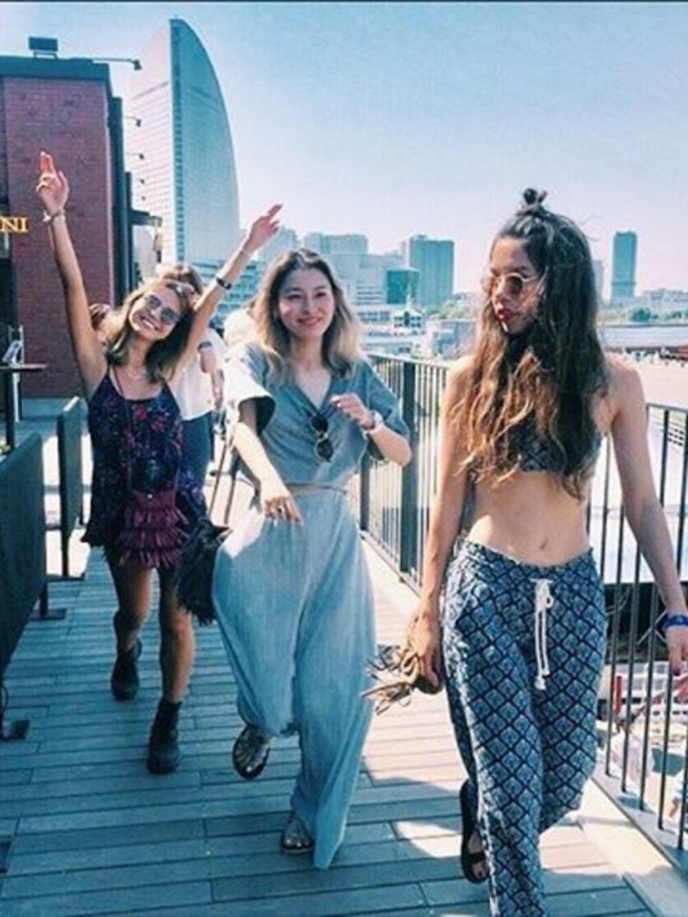 「エスニック、フェス、ボヘミアン、フェススタイル、パンツスタイル、ビキニ、ロキシー/クイックシルバー(ROXY/QUIKSILVER)、ロキシー、グリーンルーム、ロキシーガール」｜「ROXYのOCEANSIDE PANT PRINTED（その他パンツ、ブルー系）」を使った、RIKAさん（レディース・164cm）の夏コーディネートの1枚目の写真
