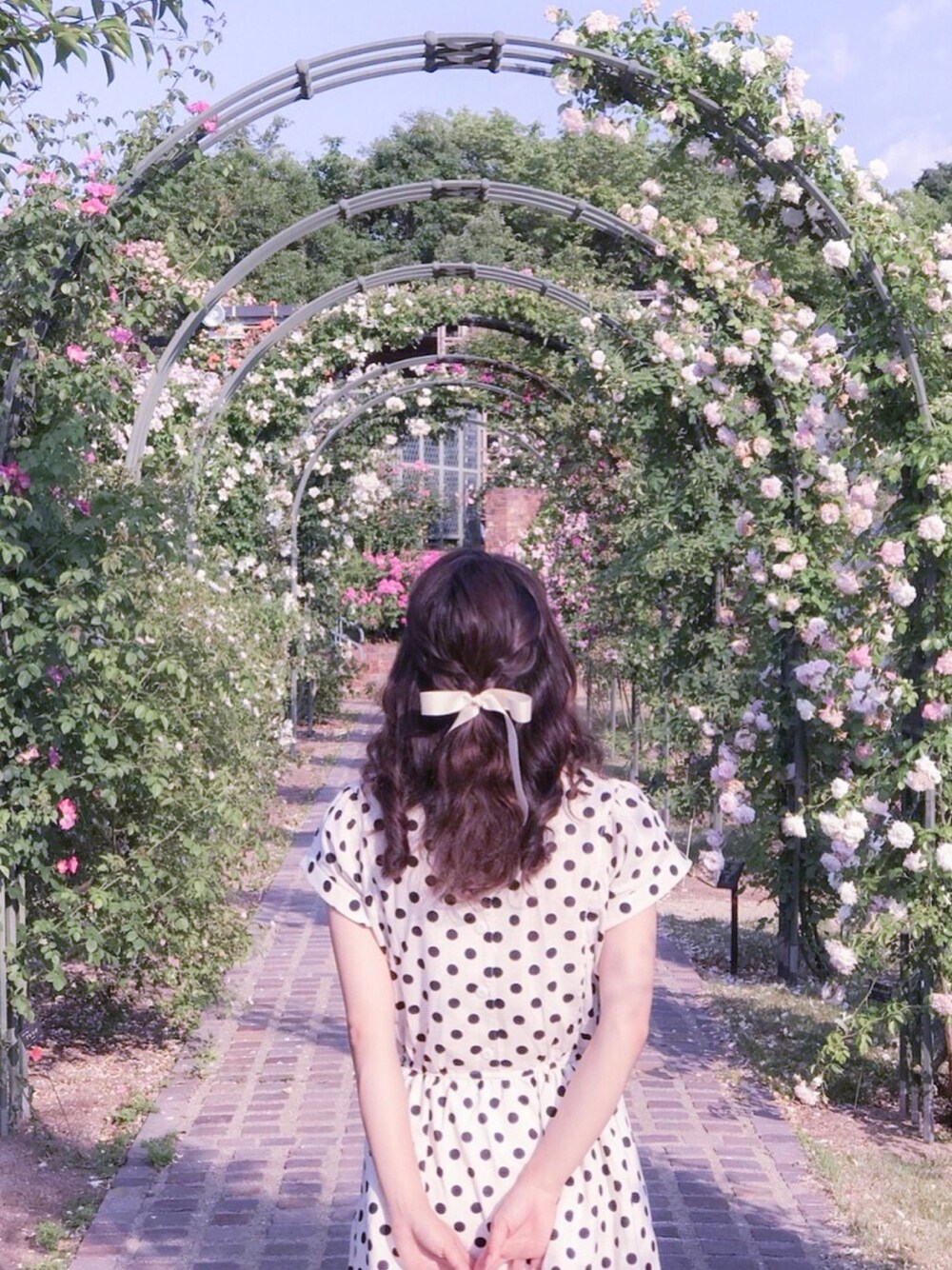 「バラ、薔薇、バラ園、ガーリー、クラシカル、ドット、水玉、リボン」｜「DHOLICのアイテム（ワンピース、ホワイト系）」を使った、U.kiさん（レディース・158cm）の夏コーディネートの1枚目の写真
