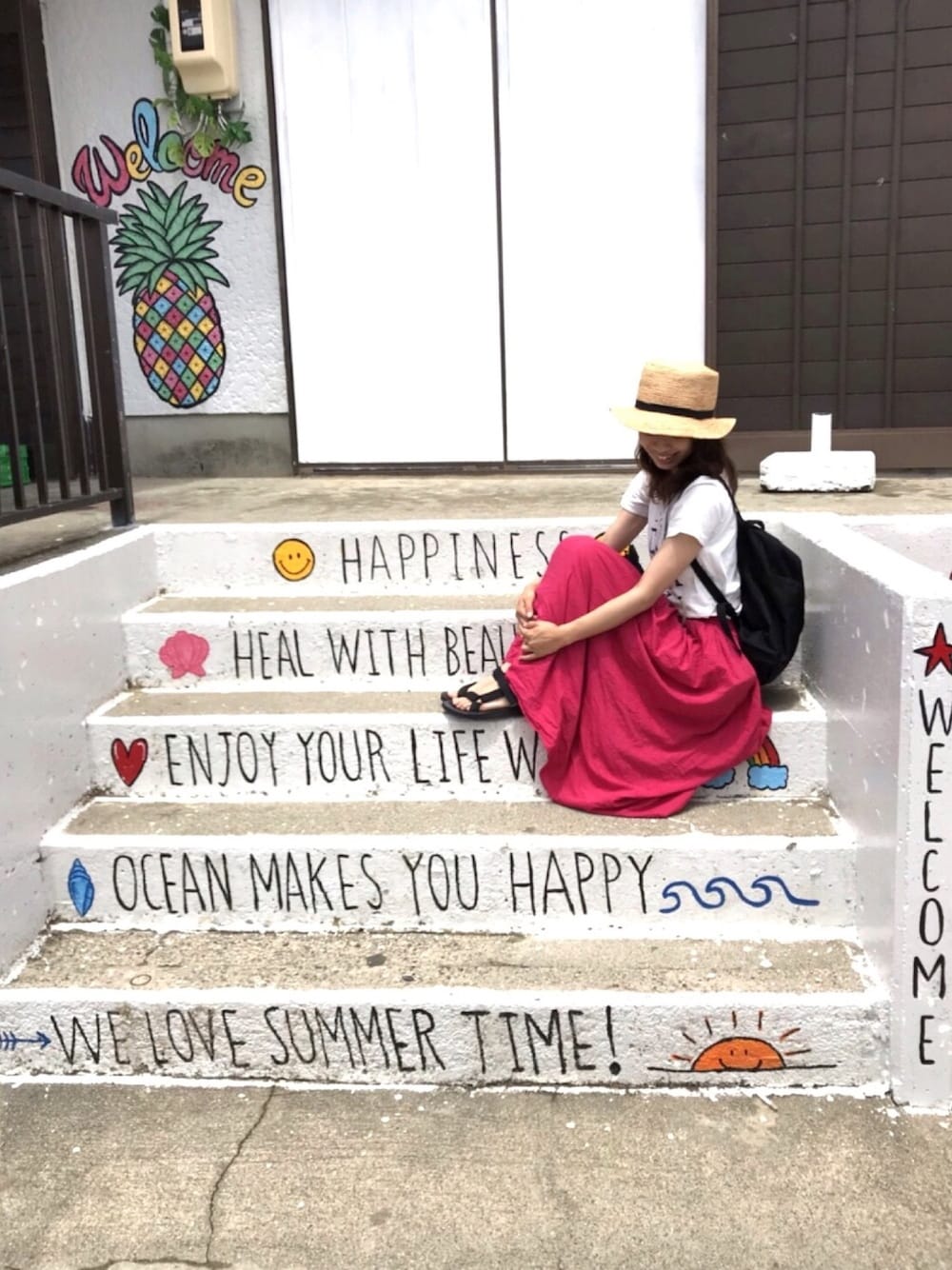 「日間賀島、島、夏コーデ、赤スカート、Tシャツ、ストローハット、カンカン帽、カジュアル」｜「niko and...の綿レーヨンカラフルギャザースカート【niko and ...】（スカート、ピンク系）」を使った、U.kiさん（レディース・158cm）の夏コーディネートの1枚目の写真