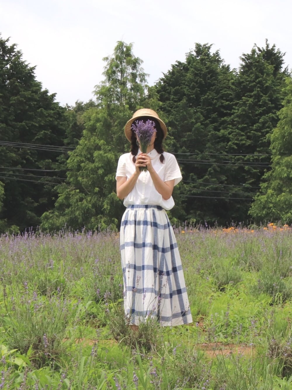 「カントリー、ラベンダー、花畑、ラベンダー畑、ナチュラル、カンカン帽、チェック、初夏」｜「SM2のアイテム（スカート、ブルー系）」を使った、U.kiさん（レディース・158cm）の夏コーディネートの1枚目の写真