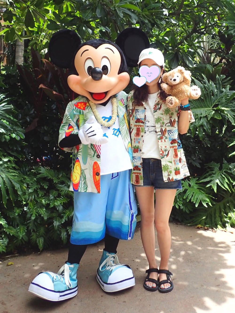 「ハワイ、アウラニ、ディズニー、ディズニーコーデ、リゾートスタイル、ディズニーバウンド、ミッキーバウンド、ミッキー、アロハシャツ、海」｜「no brandのアイテム（デニムパンツ、ブルー系）」を使った、U.kiさん（レディース・158cm）の夏コーディネートの1枚目の写真