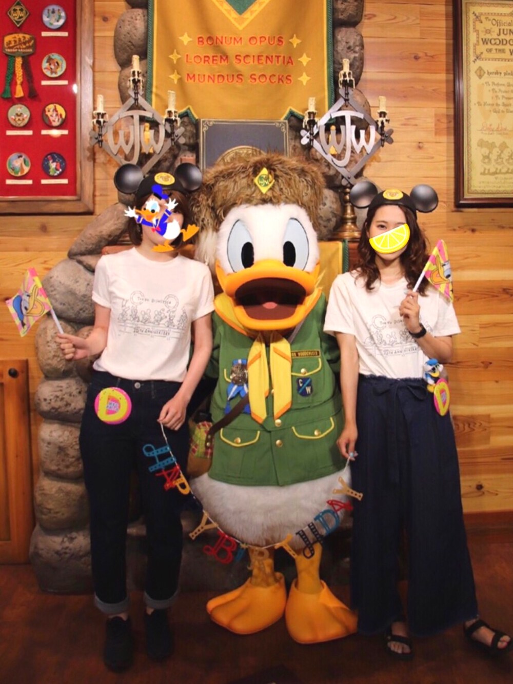 「ディズニーコーデ、ディズニーランド、おそろいコーデ、ミッキーT、デニム、ﾄﾞﾅﾙﾄﾞﾀﾞｯｸ、ディズニーTシャツ、ペアコーデ」｜「ディズニーシーのアイテム（Tシャツ/カットソー、ホワイト系）」を使った、U.kiさん（レディース・158cm）の夏コーディネートの1枚目の写真