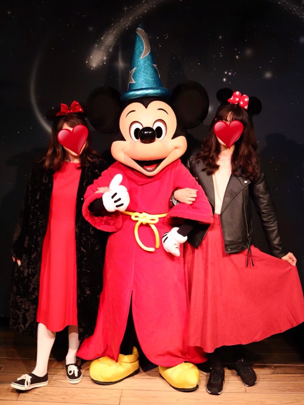 「ディズニー、ディズニーコーデ、ミッキーバウンド、ミッキーコーデ、赤黒、赤黒コーデ、ディズニーランド」｜「w closetのエコレザーノーカラーライダース_（ライダースジャケット、ブラック系）」を使った、U.kiさん（レディース・158cm）の春コーディネートの1枚目の写真