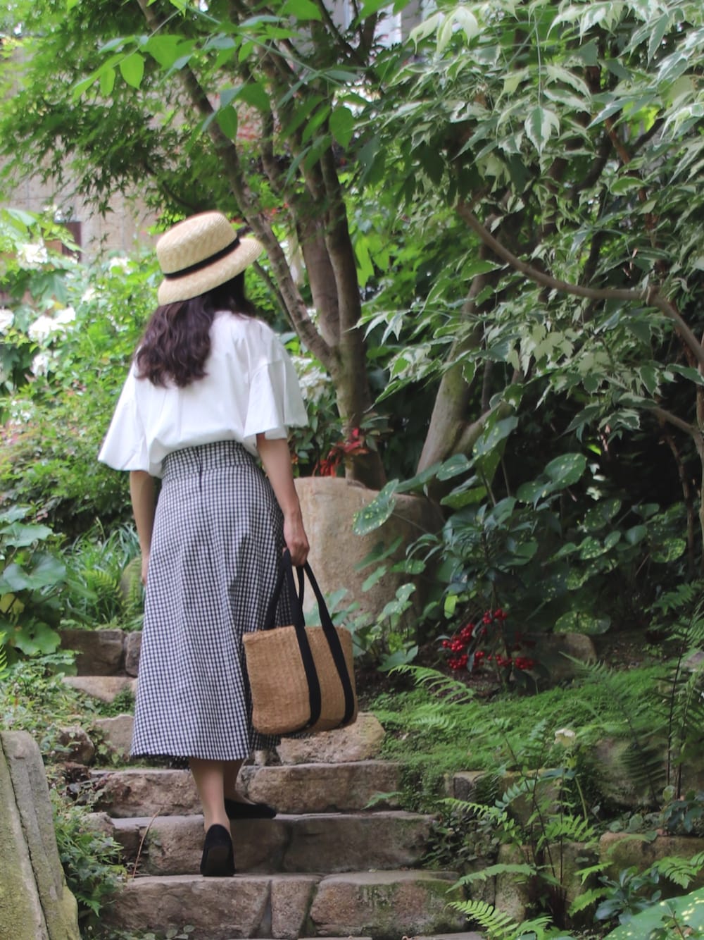 「初夏、バラ園、避暑地、ガーリー、フェミニン、ギンガムチェック、カンカン帽」｜「CLASKA Gallery & Shop "DO"のアイテム（ハット、ベージュ系）」を使った、U.kiさん（レディース・158cm）の夏コーディネートの1枚目の写真