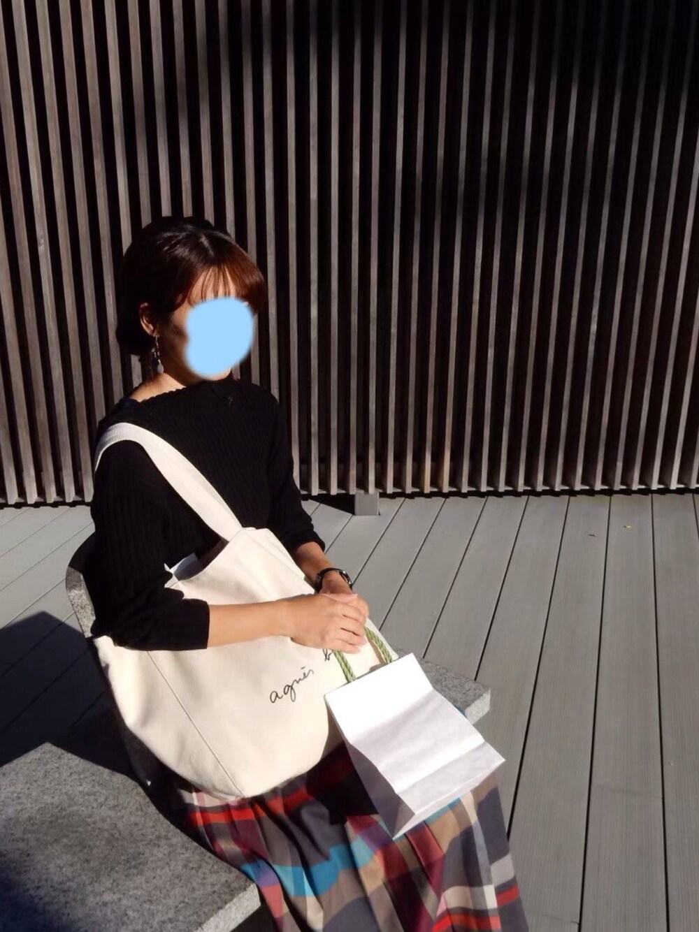 「旅行、旅行コーデ、チェックスカート、まとめ髪、黒トップス」｜「agnes b.の【WEB限定】GO03-01  ロゴトートバッグ（トートバッグ、ホワイト系）」を使った、U.kiさん（レディース・158cm）の冬コーディネートの1枚目の写真