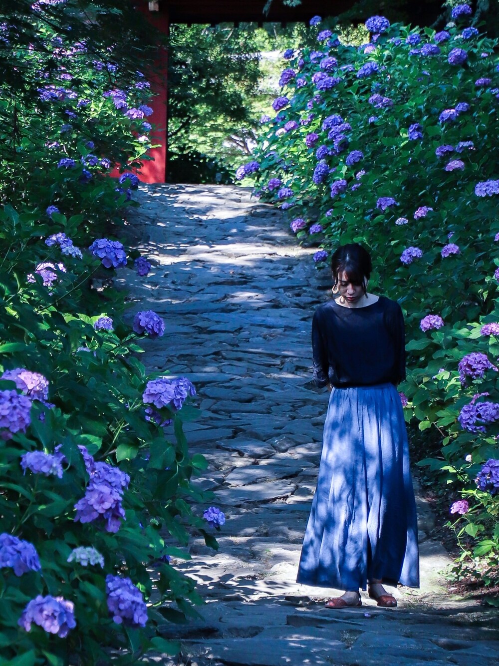 「紫陽花、ポートレート、初夏、ナチュラル、シンプル、ブルー、ブラック」｜「andmeのコットンリネン混タック入りロングスカート（スカート、ブルー系）」を使った、U.kiさん（レディース・158cm）の夏コーディネートの1枚目の写真