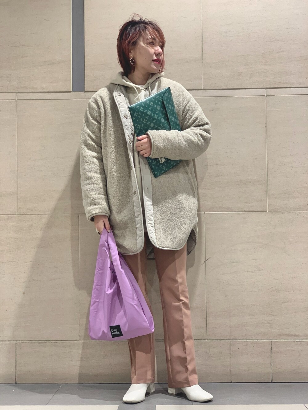 「私の推しブランド、パンツスタイル、カジュアルコーデ、シンプル、フレアパンツ、ボアコート、パーカー女子、ootd、エコバッグ、差し色コーデ」｜「Daily russetのターポリンモバイルケース（PC・タブレットケース、グリーン系）」を使った、zakkyyyyyさん（レディース・163cm）の冬コーディネートの1枚目の写真