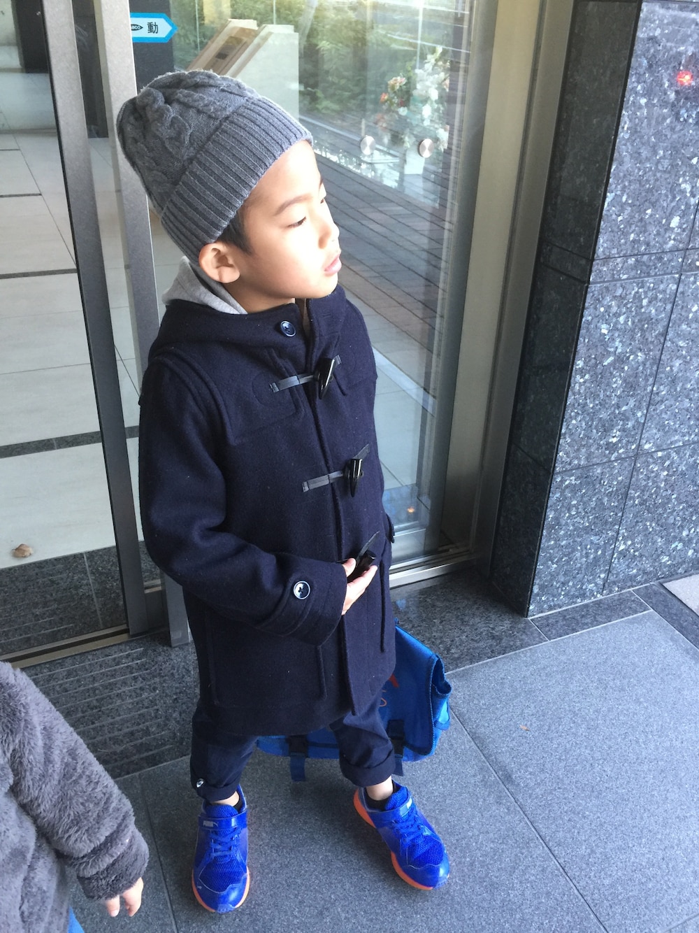 「シンプル、カジュアル、kids、冬、ニット、コート」｜「UNIQLOのアイテム（ダッフルコート、ブルー系）」を使った、k_sootaaa...さん（キッズ・120cm）の冬コーディネートの1枚目の写真