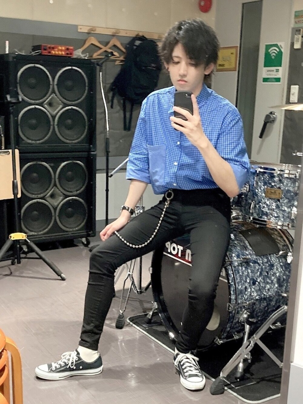 「バンドマン、スタジオ、夏コーデ、韓国ブランド、シャツイン、タックイン、黒スキニー、ウォレットチェーン、UNIQLO、converse」｜「AGENDERの[AGENDER]チェックオーバーフィットシャツ（シャツ/ブラウス、ブルー系）」を使った、どこでもりょーへいビート🐰🥁さん（メンズ・170cm）の夏コーディネートの1枚目の写真