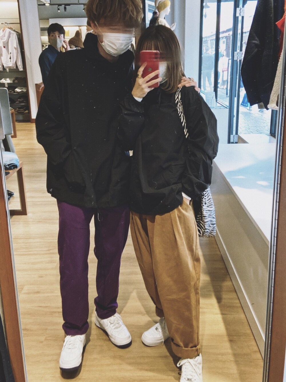 「カップルコーデ」｜「no brandのアイテム（マウンテンパーカー、ブラック系）」を使った、名前さん（メンズ・165cm）の秋コーディネートの1枚目の写真