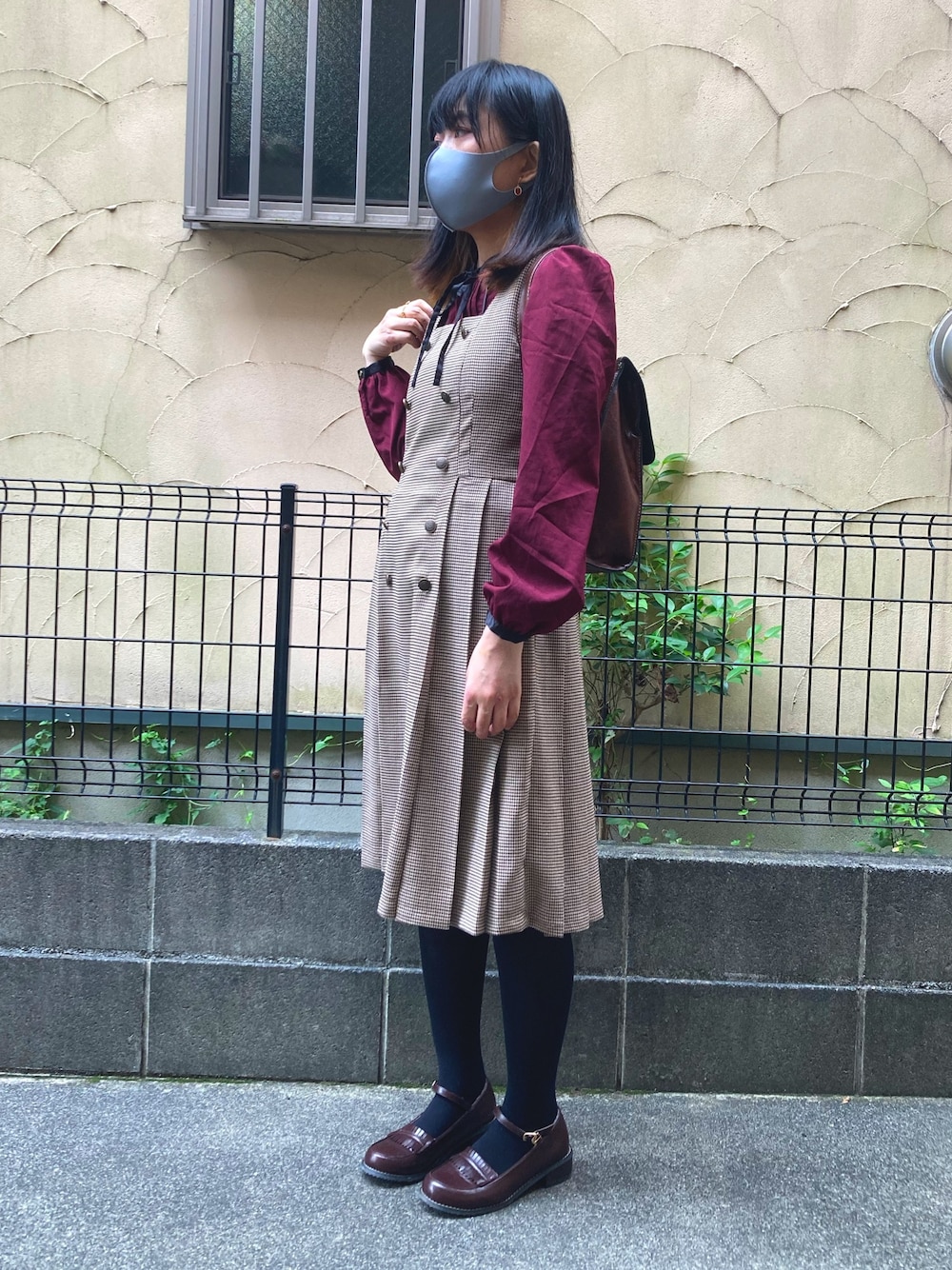 「レトロ、ローファー、ジャンパースカート」｜「F i.n.tのアイテム（ジャンパースカート、グレー系）」を使った、aisuaisuさん（レディース・158cm）の秋コーディネートの1枚目の写真