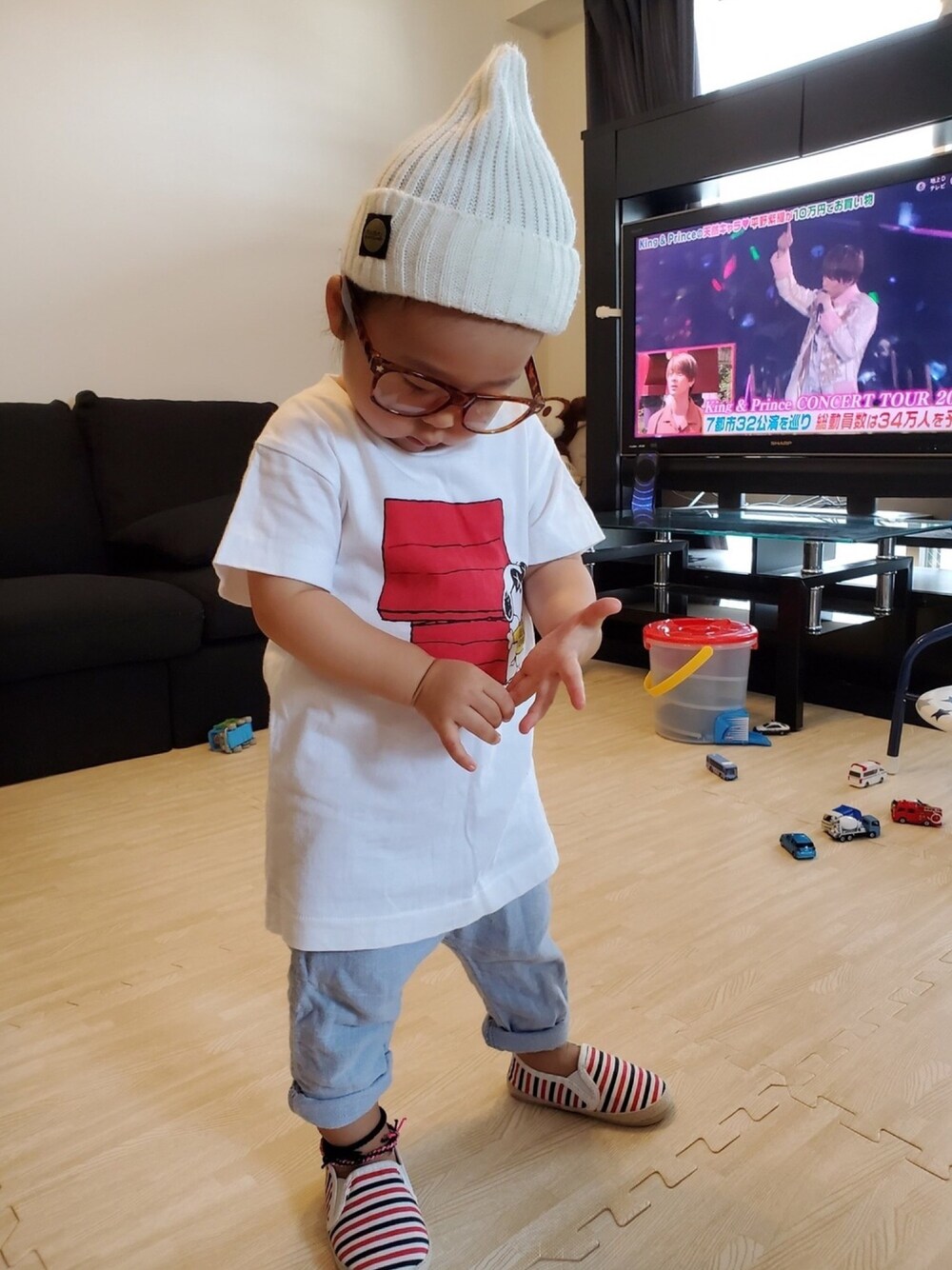 「UNIQLOのアイテム（Tシャツ/カットソー、ホワイト系）」を使った、RAYさん（キッズ・80cm）の秋コーディネートの1枚目の写真