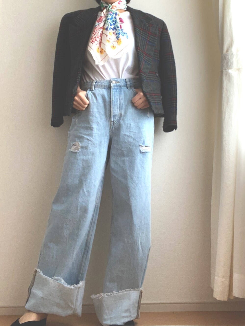 「ジャケット、スカーフ、ZARA、ザラ、ダメージデニムパンツ、花柄、古着屋、ザラコーデ、春コーデ、プチプラ」｜「ZARAのアイテム（デニムパンツ、ブルー系）」を使った、みーたん🌙🤍さん（レディース・163cm）の春コーディネートの1枚目の写真