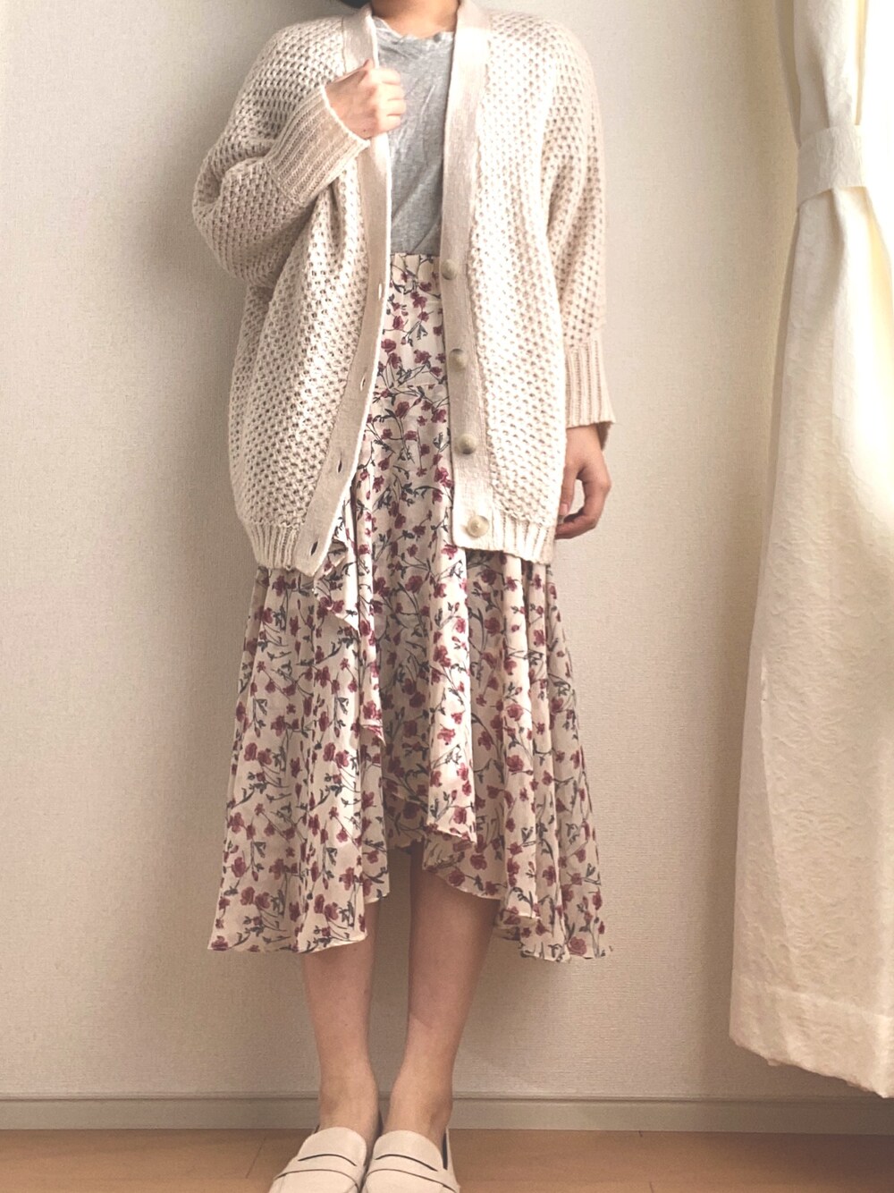 「休日コーデ、プチプラコーデ、春コーデ、花柄スカート、花柄、ゆるコーデ、ootd、おしゃれさんと繋がりたい、バレエシューズ、カーディガン」｜「OLD NAVYのアイテム（カーディガン/ボレロ、ホワイト系）」を使った、みーたん🌙🤍さん（レディース・164cm）の春コーディネートの1枚目の写真
