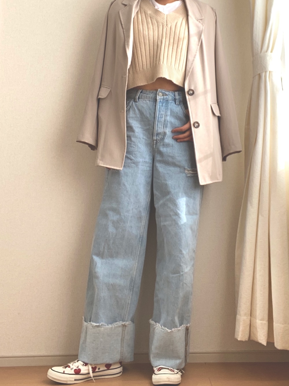 「春夏コーデ、シンプル、コンバース、スニーカー、ジャケット、デニム、ザラ、ZARA、おしゃれさんと繋がりたい、大人女子」｜「しまむらのアイテム（テーラードジャケット、ベージュ系）」を使った、みーたん🌙🤍さん（レディース・164cm）の春コーディネートの1枚目の写真