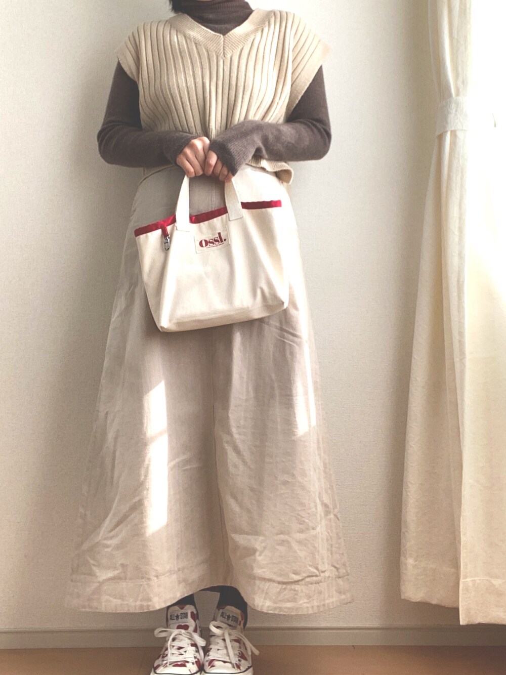 「きれいめカジュアル、シンプルコーデ、お洒落さんとつながりたい、春コーデ、スニーカー、コンバース、春服、今日のコーデ、ニットベスト、無印良品」｜「無印良品のアイテム（トップス、ブラウン系）」を使った、みーたん🌙🤍さん（レディース・164cm）の春コーディネートの1枚目の写真