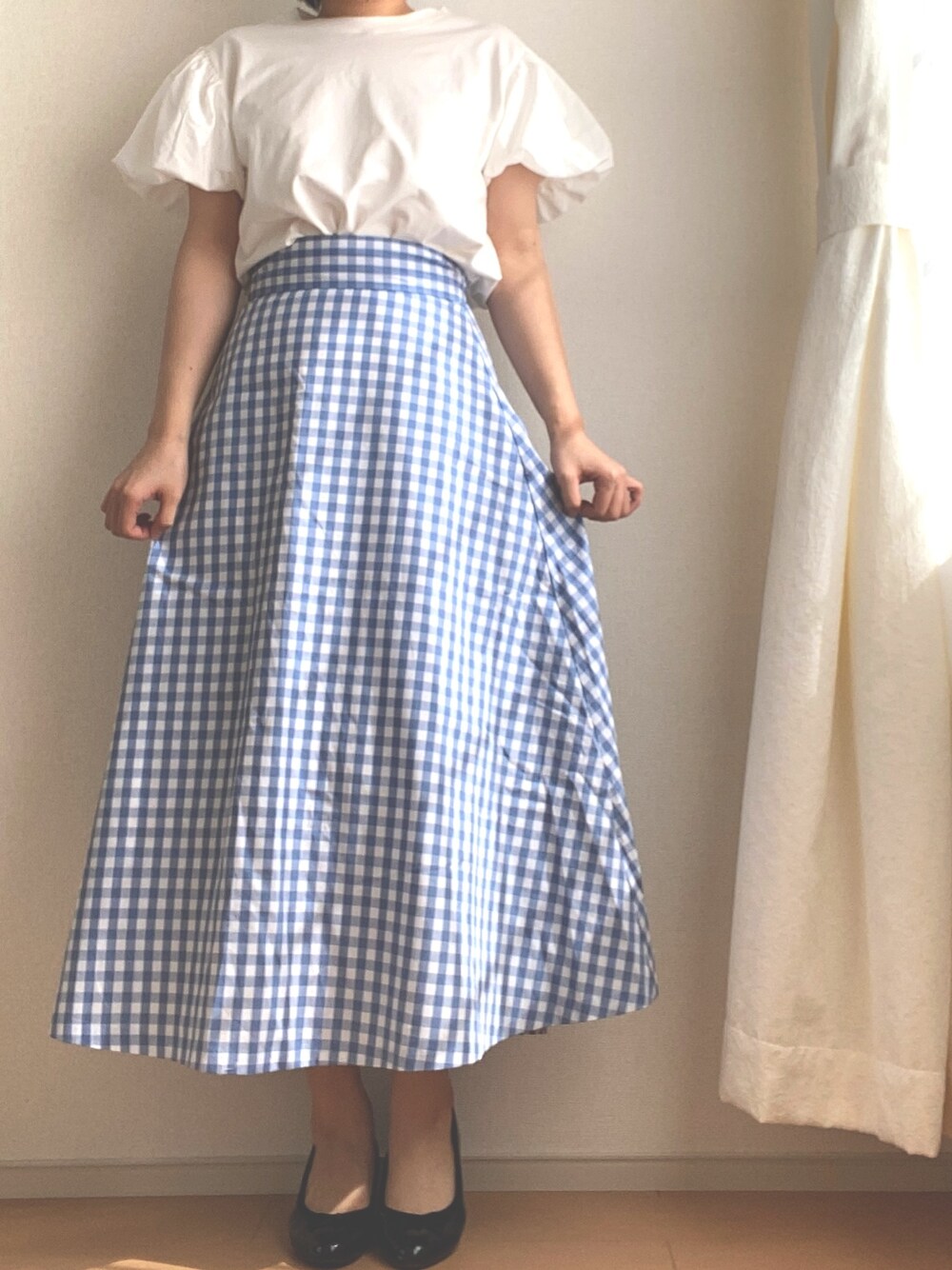 「休日コーデ、今日のコーデ、春カラースタイル、春コーデ、ギンカムチェック、パフスリーブ、ロングスカート、GU、ZARA、大人カジュアル」｜「ZARAのアイテム（Tシャツ/カットソー、ホワイト系）」を使った、みーたん🌙🤍さん（レディース・164cm）の春コーディネートの1枚目の写真