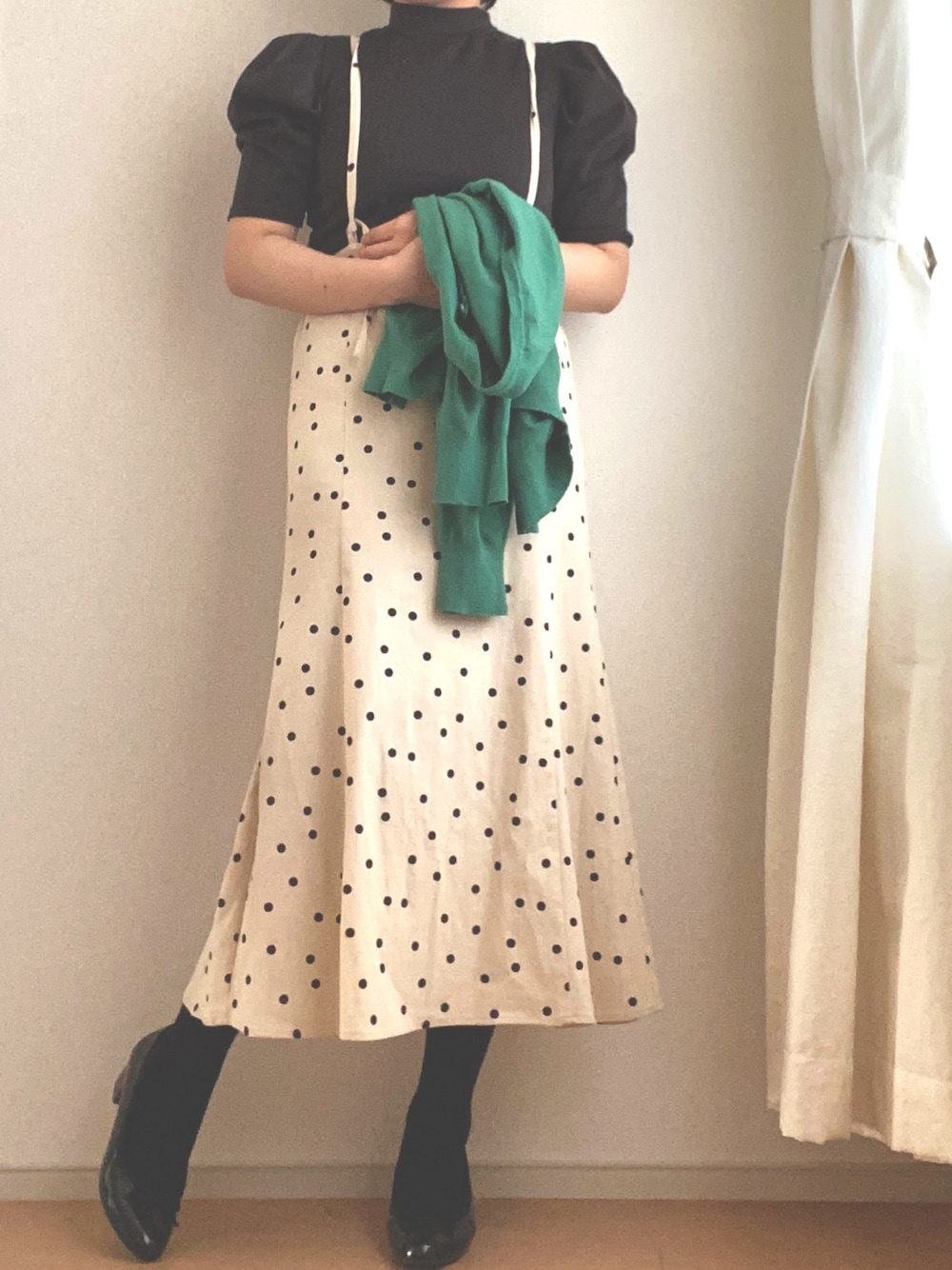 「しまむらコーデ、しまむら、プチプラ、シンプル、休日コーデ、ゆるコーデ、大人女子、パフスリーブ、カーディガン、ドットスカート」｜「しまむらのアイテム（Tシャツ/カットソー、ブラック系）」を使った、みーたん🌙🤍さん（レディース・164cm）の春コーディネートの1枚目の写真