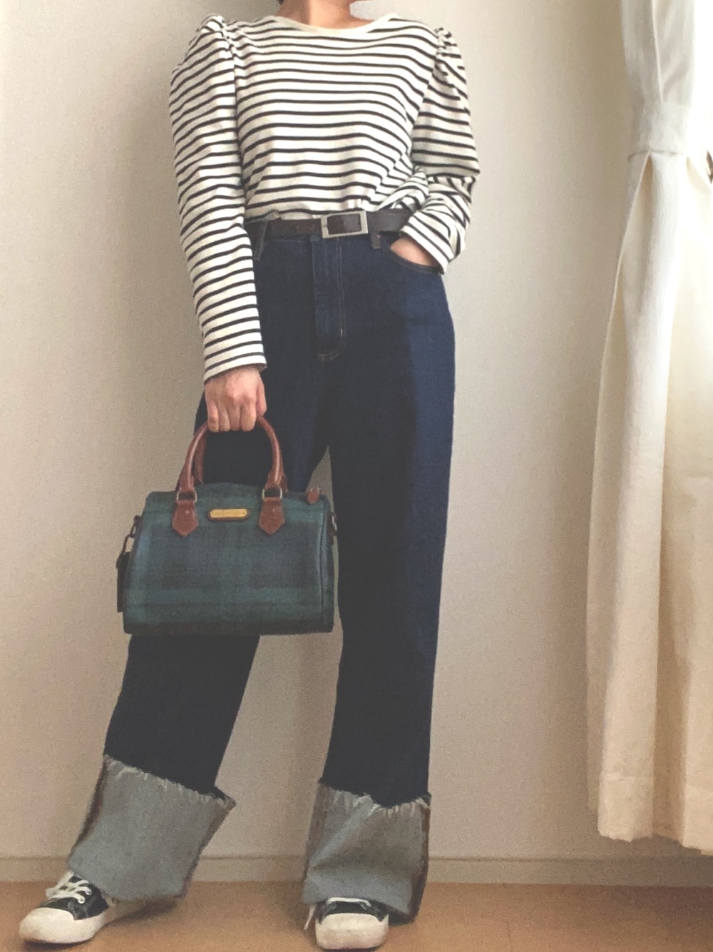 「春、ZARA、コンバース、ハイカットスニーカー、パンツコーデ、ootd、お洒落さんとつながりたい、シンプル、パフスリーブ、ボーダー」｜「ZARAのアイテム（トップス、ホワイト系）」を使った、みーたん🌙🤍さん（レディース・164cm）の春コーディネートの1枚目の写真