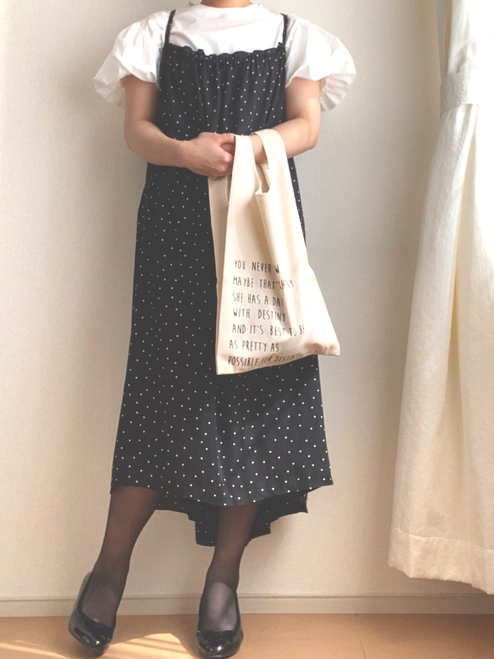 「休日スタイル、オトナカジュアル、シンプルコーデ、ビスチェワンピース、パフスリーブ、ZARA、プチプラコーデ、ドット柄、バレエシューズ、モノトーン」｜「ZARAのアイテム（Tシャツ/カットソー、ホワイト系）」を使った、みーたん🌙🤍さん（レディース・164cm）の春コーディネートの1枚目の写真