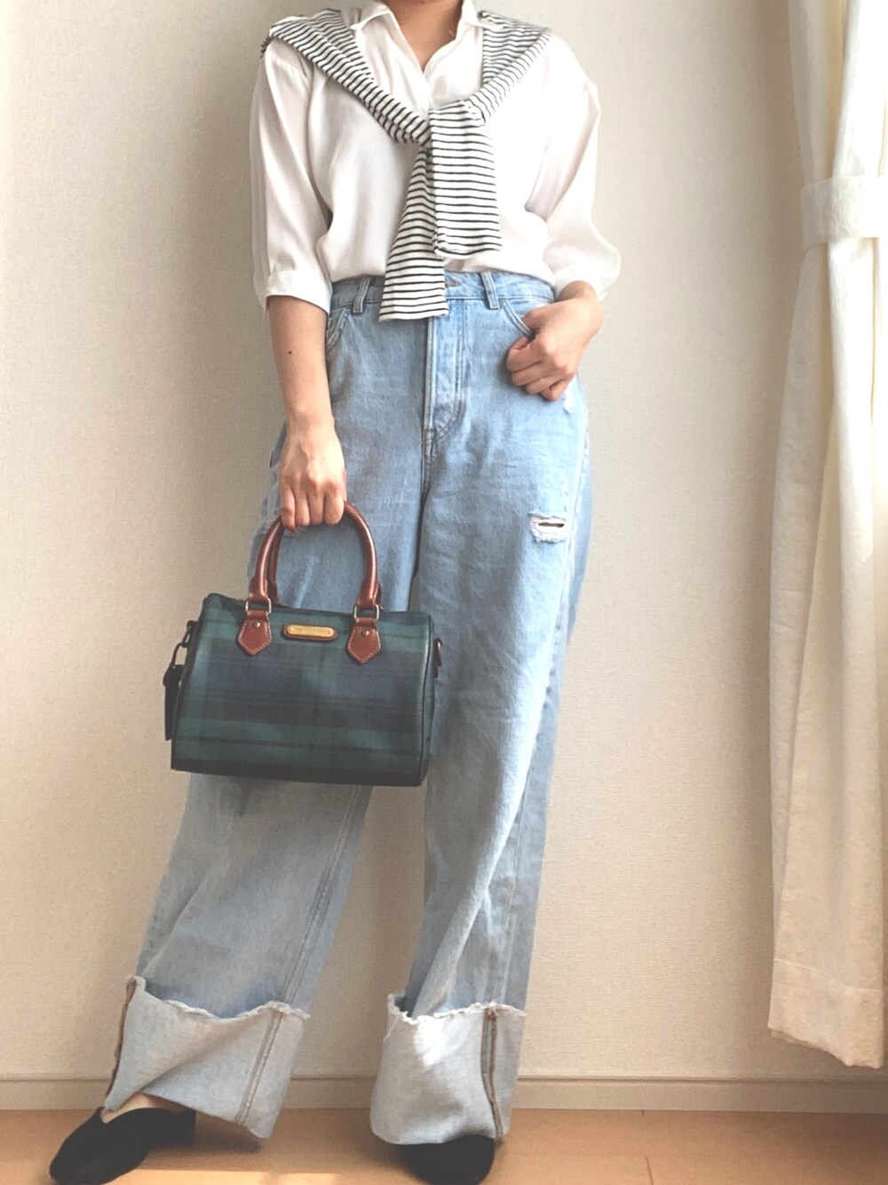 「休日コーデ、おしゃれさんと繋がりたい、オトナ女子、カジュアル、シンプル、ラフコーデ、オーバーサイズ、デニムパンツ、大人女子、トレンド」｜「しまむらのアイテム（シャツ/ブラウス、ホワイト系）」を使った、みーたん🌙🤍さん（レディース・164cm）の春コーディネートの1枚目の写真
