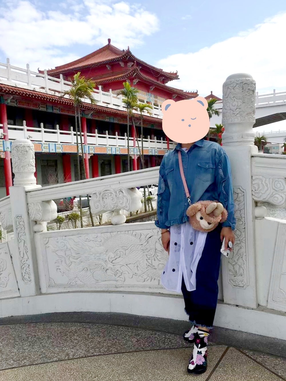 その他のその他シューズ、ホワイト系のその他トップス、ブルー系のデニムジャケットを着用したレディースの夏コーディネートの1枚目の写真