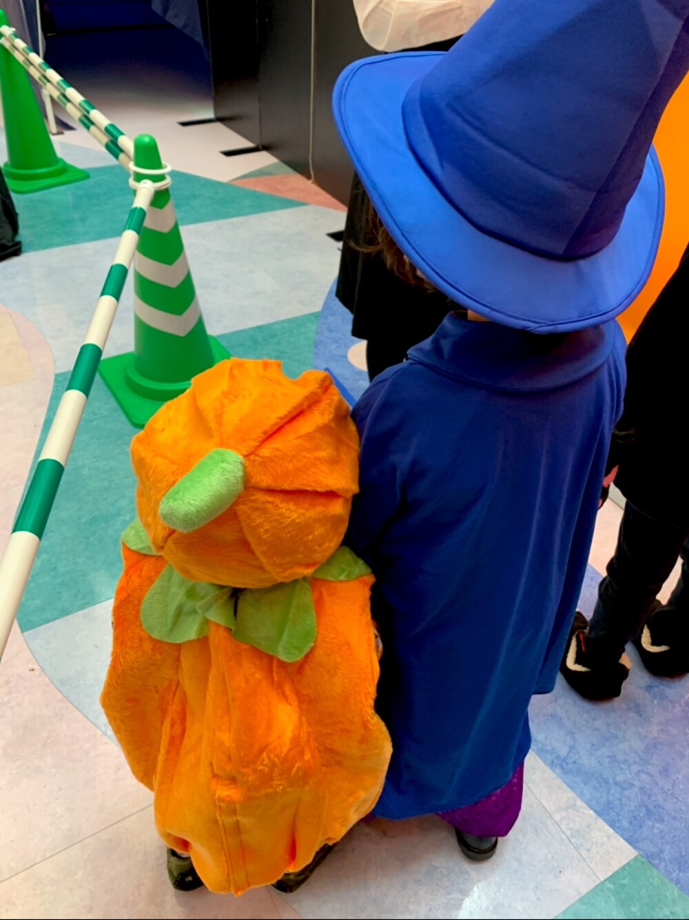 「wearhalloween2019、halloween、sorcerer、pumpkin、H&M、H&M Kids、DAISO」｜「H&Mのアイテム（コスチューム/パーティーグッズ、ブルー系）」を使った、jozeripeyanさん（キッズ・110cm）の秋コーディネートの1枚目の写真