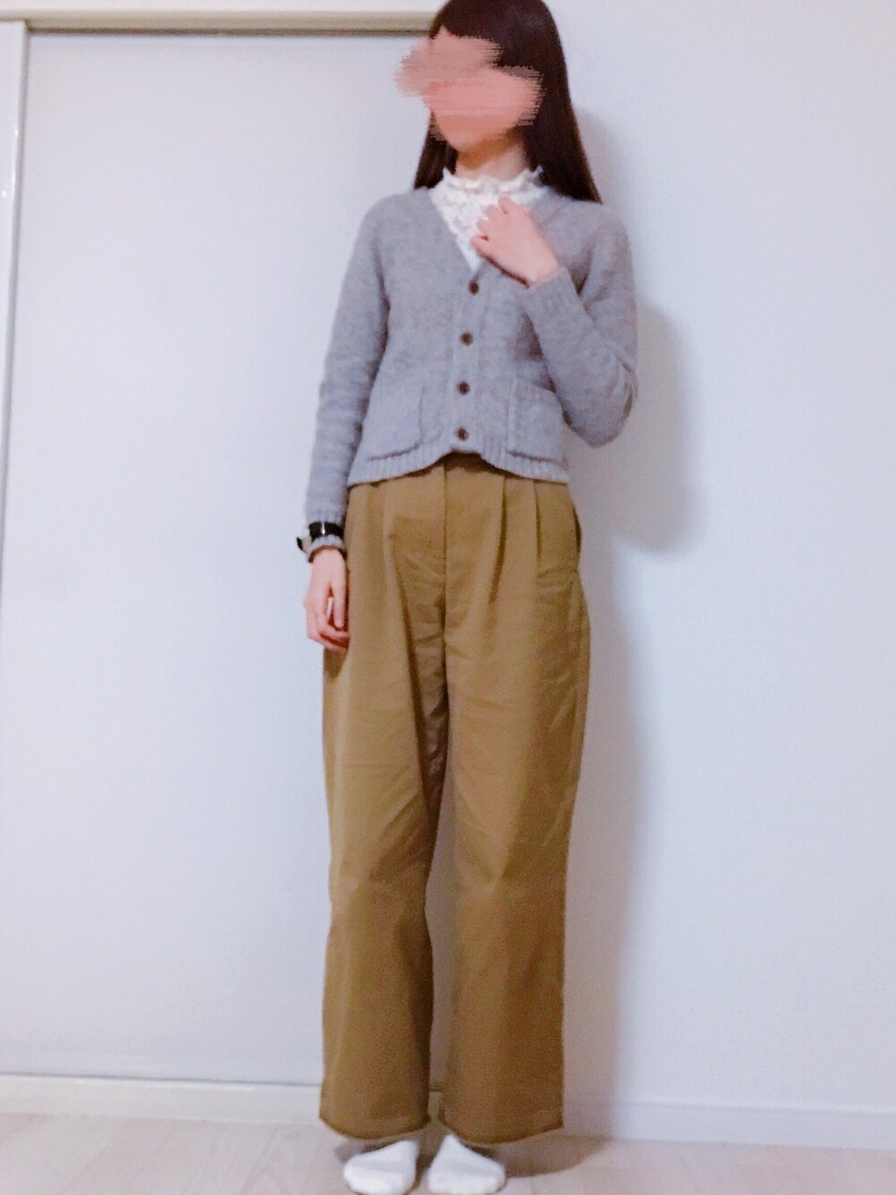 ホワイト系のTシャツ/カットソー、ベージュ系のカーディガン/ボレロ、ベージュ系のチノパンツを着用したレディースの冬コーディネートの1枚目の写真