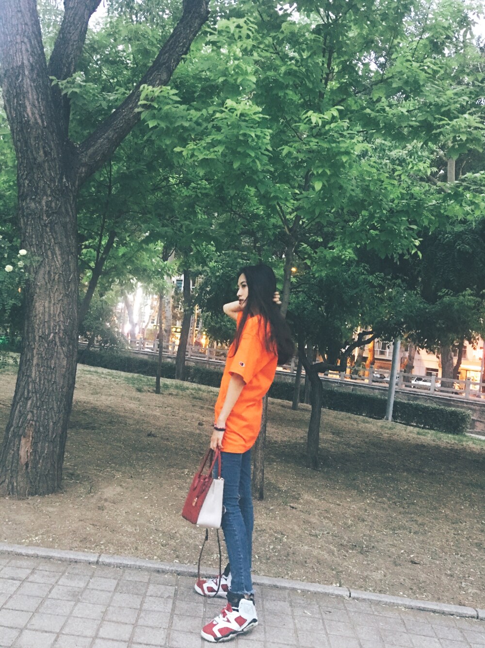「休日スタイル」｜「Championのアイテム（Tシャツ/カットソー、オレンジ系）」を使った、LAPoo_さん（レディース・158cm）の春コーディネートの1枚目の写真