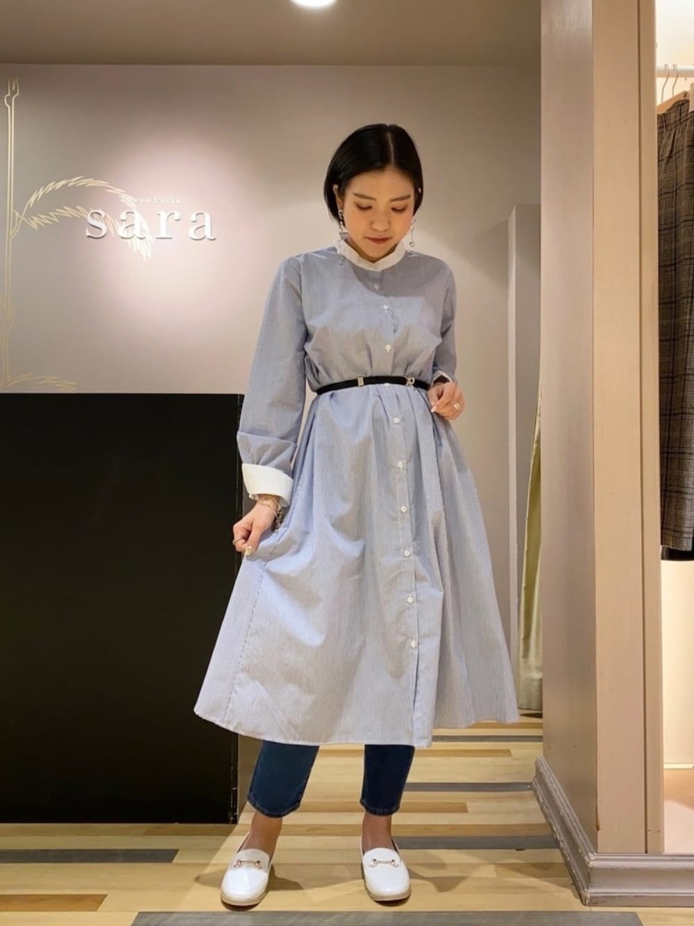 ブルー系のシャツワンピース、その他のデニムパンツ、ホワイト系のローファーを着用したレディースの春コーディネートの1枚目の写真