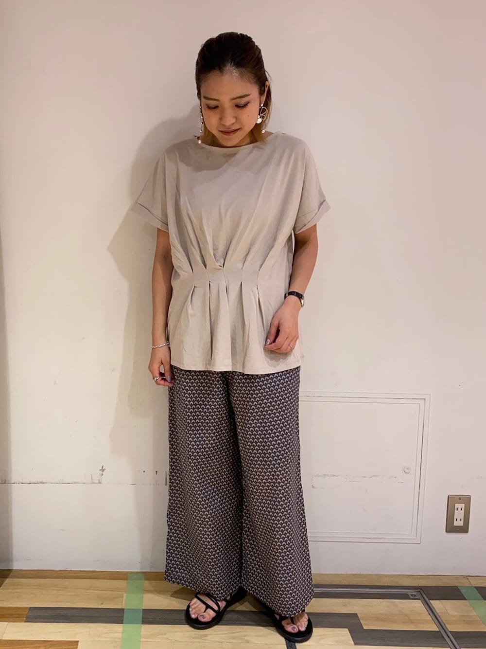 ベージュ系のTシャツ/カットソー、その他のその他パンツ、ブラック系のサンダルを着用したレディースの夏コーディネートの1枚目の写真