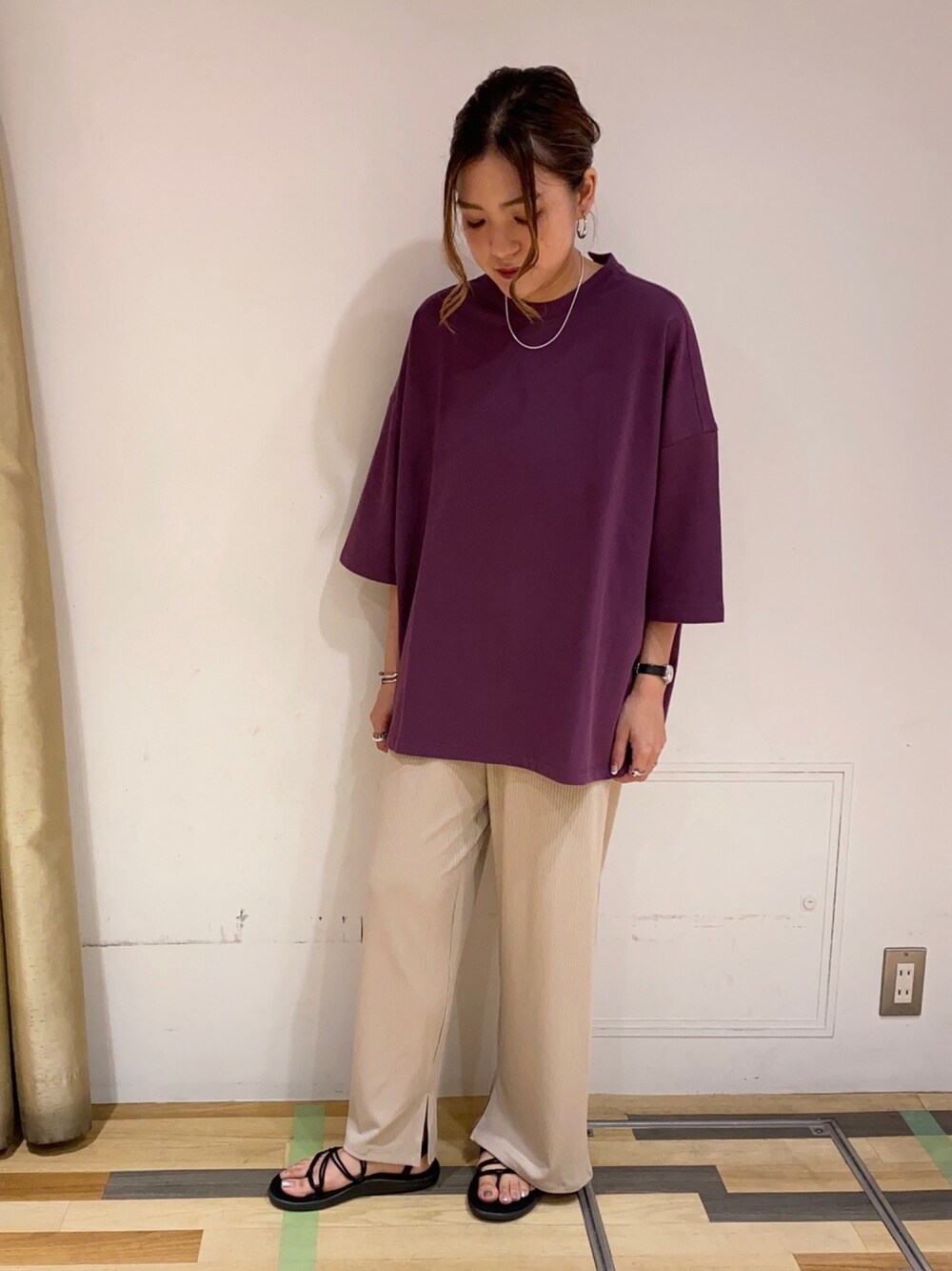 パープル系のTシャツ/カットソー、ホワイト系のその他パンツ、ブラック系のサンダルを着用したレディースの夏コーディネートの1枚目の写真