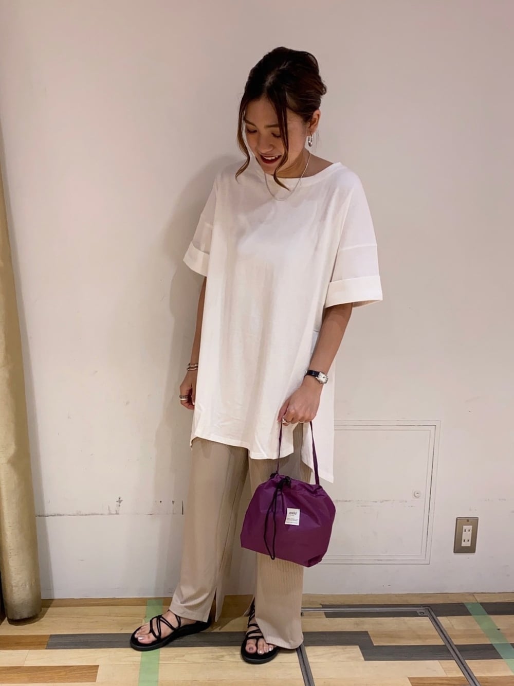 ホワイト系のチュニック、ホワイト系のその他パンツ、パープル系のショルダーバッグを着用したレディースの夏コーディネートの1枚目の写真