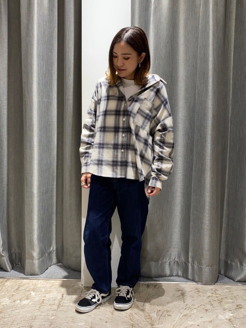 ホワイト系のTシャツ/カットソー、ホワイト系のシャツ/ブラウス、ブルー系のデニムパンツを着用したレディースの秋コーディネートの1枚目の写真