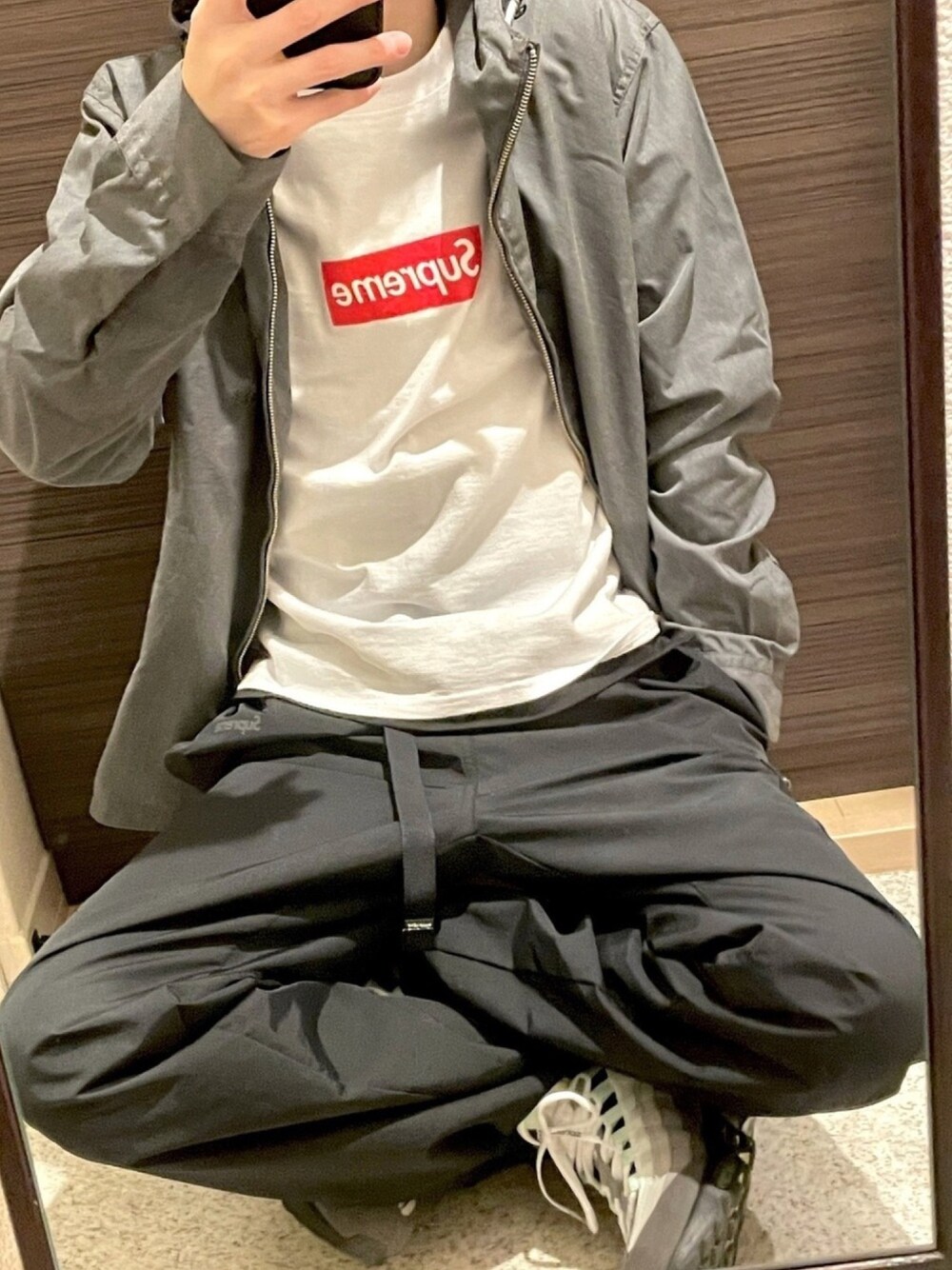 「秋のコーデ、シンプル、今日のコーデ、ナイキ、ワイドパンツ、スニーカー、マウンテンパーカー、エアマックス、supreme、いいね、save、フォローお願いします🤑」｜「Supreme のアイテム（Tシャツ/カットソー、ホワイト系）」を使った、しょさん（メンズ・168cm）の秋コーディネートの1枚目の写真