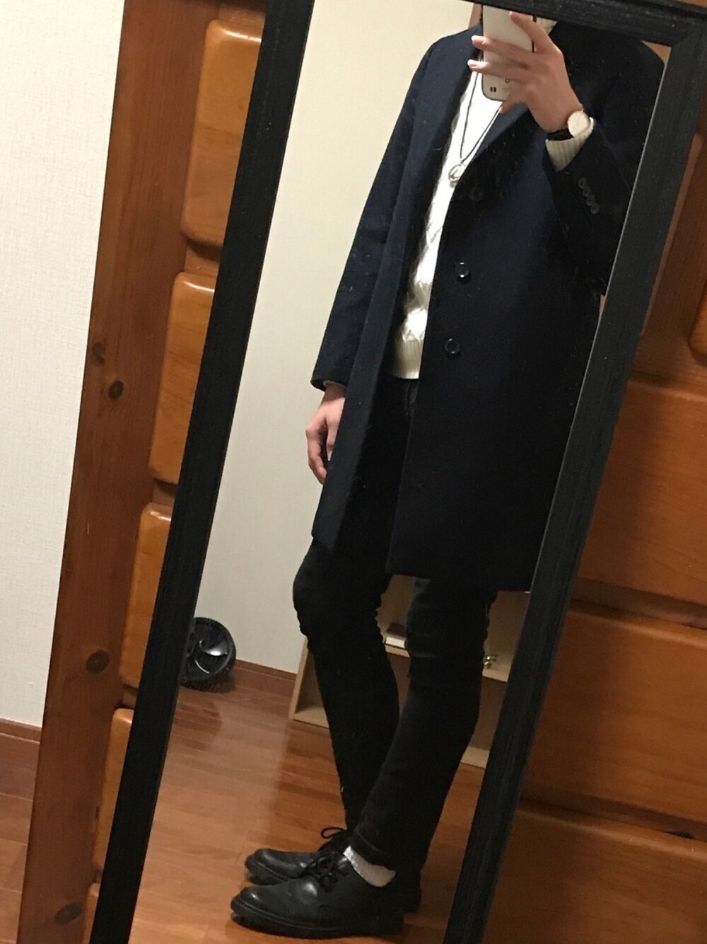 「チェスターコート、チェスターコートコーデ、Daniel Wellington、ダニエルウェリントン、革靴、革靴コーデ、靴下出し、ロールアップ、黒パンコーデ、ニット」｜「Daniel Wellingtonの「Daniel Wellington/ダニエルウェリントン」 クラシック 36mm レザーバンド ローズゴールド/シルバー（アナログ腕時計、ブラック系）」を使った、shunさん（メンズ・179cm）の秋コーディネートの1枚目の写真
