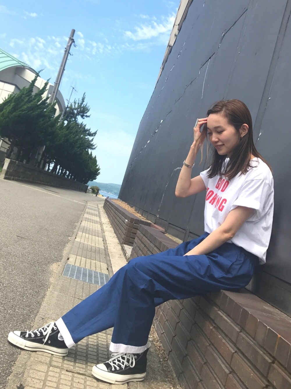 「夏コーデ、休日コーデ、ラクチンコーデ、ブルー、fashion、スニーカーコーデ、メンズライク、白Tシャツ、converse」｜「LUCIO VANOTTIのアイテム（パンツ、ブルー系）」を使った、mioさん（レディース・166cm）の夏コーディネートの1枚目の写真