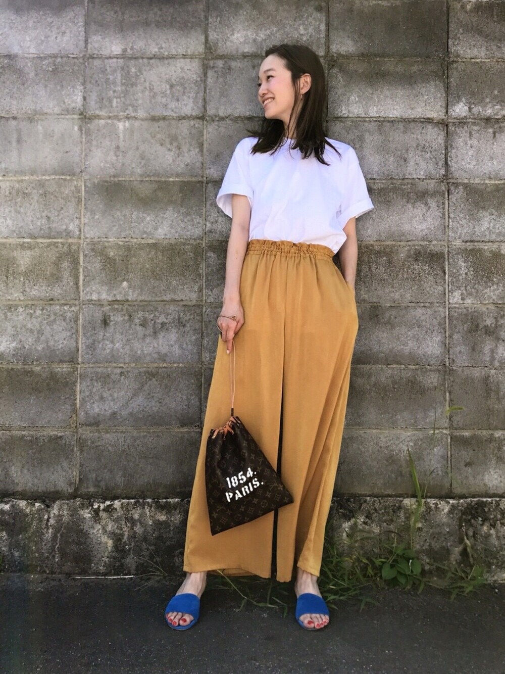 「シンプル、outfit、大人カジュアル、大人コーデ、ラフ、ビッグT、ワイドパンツ」｜「URBAN RESEARCHのサテンギャザーワイドパンツ（その他パンツ、イエロー系）」を使った、mioさん（レディース・166cm）の夏コーディネートの1枚目の写真