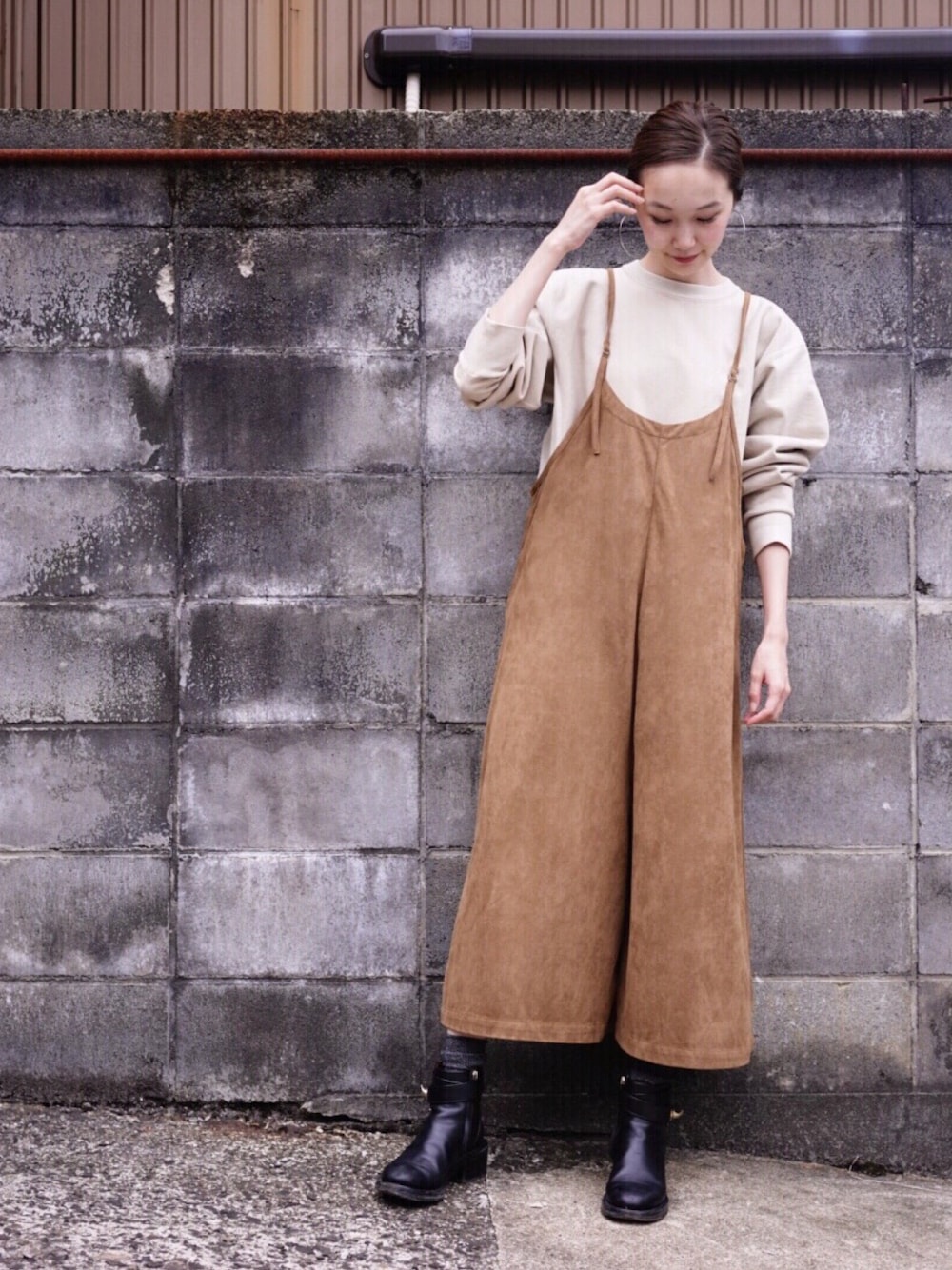 「休日スタイル、秋、black、ベージュ、サロペット、キャメル、ショートブーツ」｜「AURALEEのアイテム（スウェット、ベージュ系）」を使った、mioさん（レディース・166cm）の秋コーディネートの1枚目の写真