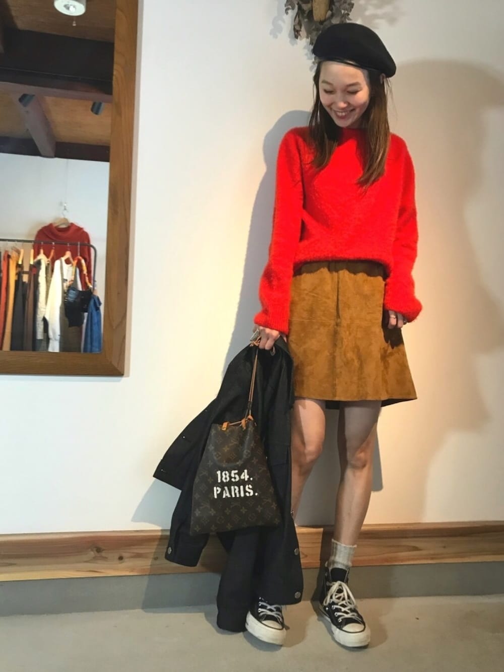 「秋冬、ゆるニット、コンバース、ベレー帽、キャメル、赤ニット、ミニスカート」｜「ATONのアイテム（ニット/セーター、レッド系）」を使った、mioさん（レディース・166cm）の秋コーディネートの1枚目の写真