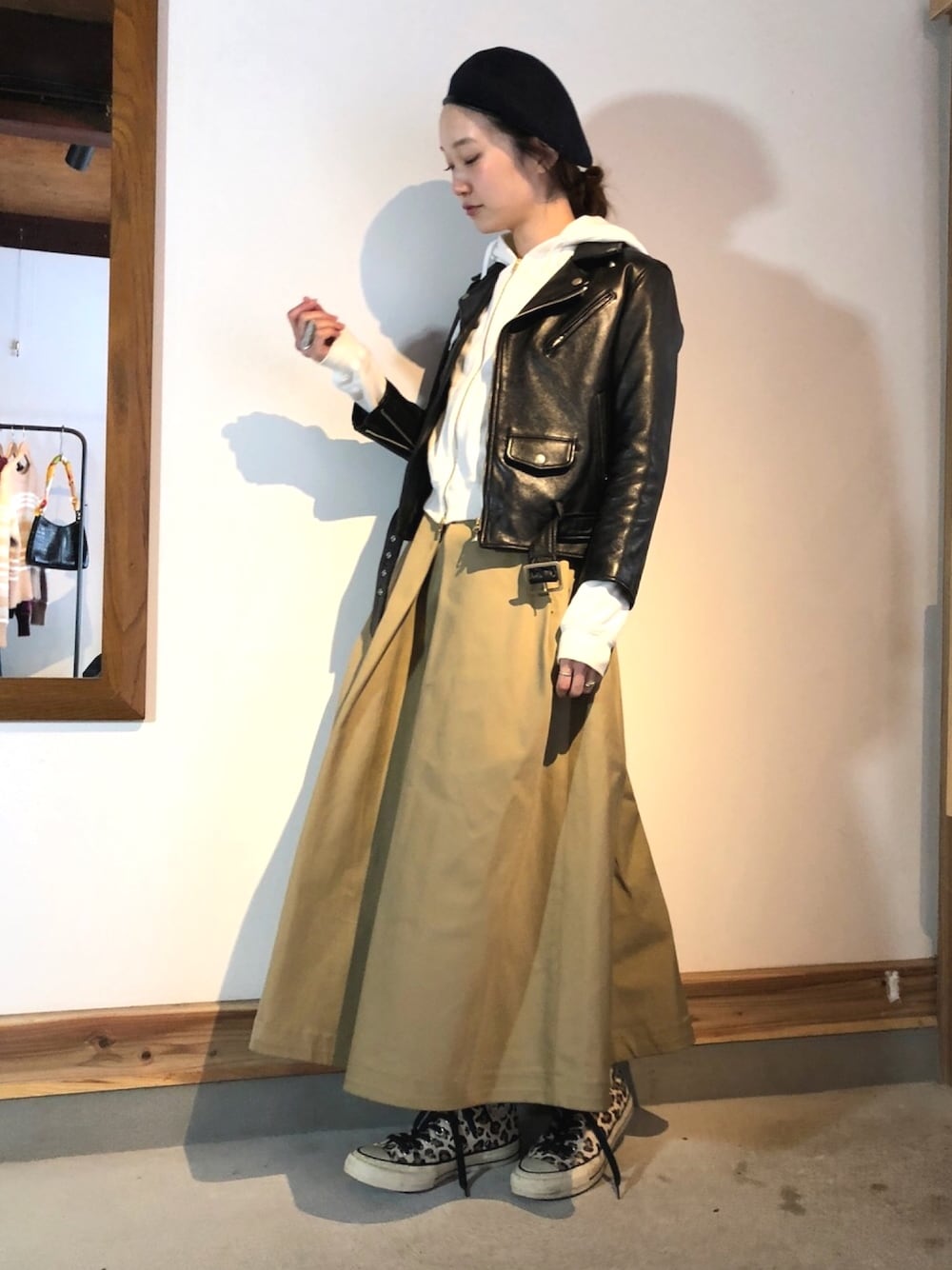 「シンプルコーデ、冬コーデ、大人カジュアル、スニーカー、重ね着、スカート、ベレー帽、パーカー、レオパード柄」｜「beautiful peopleの【beautiful people（ビューティフルピープル）】VINTAGE LEATHERライダースブルゾン（ライダースジャケット、ブラック系）」を使った、mioさん（レディース・166cm）の冬コーディネートの1枚目の写真