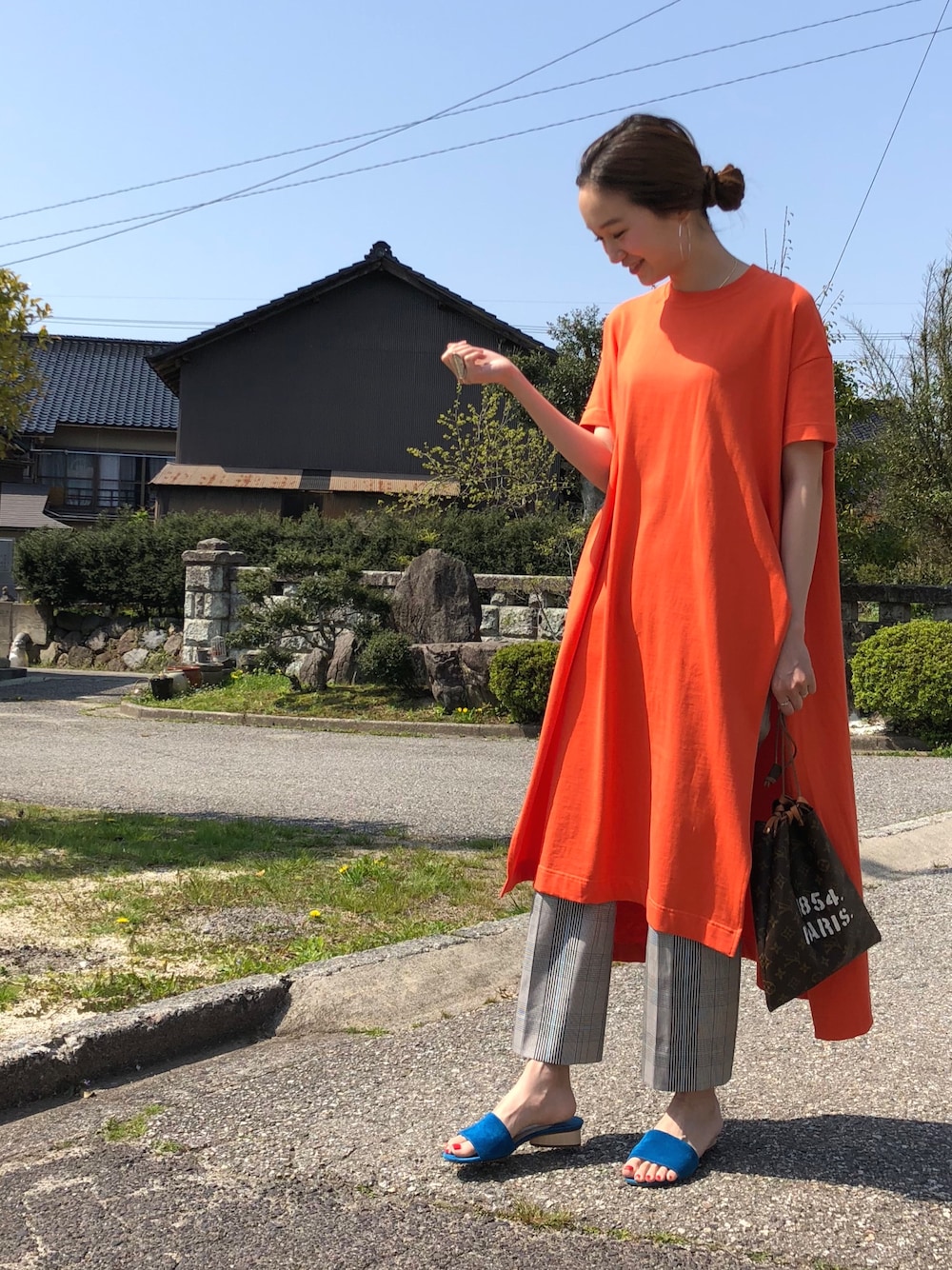 「夏コーデ、ビッグシルエット、オトナカジュアル、休日スタイル、Tシャツワンピ、フラットサンダル、オレンジ」｜「Acne Studiosのアイテム（ワンピース、オレンジ系）」を使った、mioさん（レディース・166cm）の春コーディネートの1枚目の写真