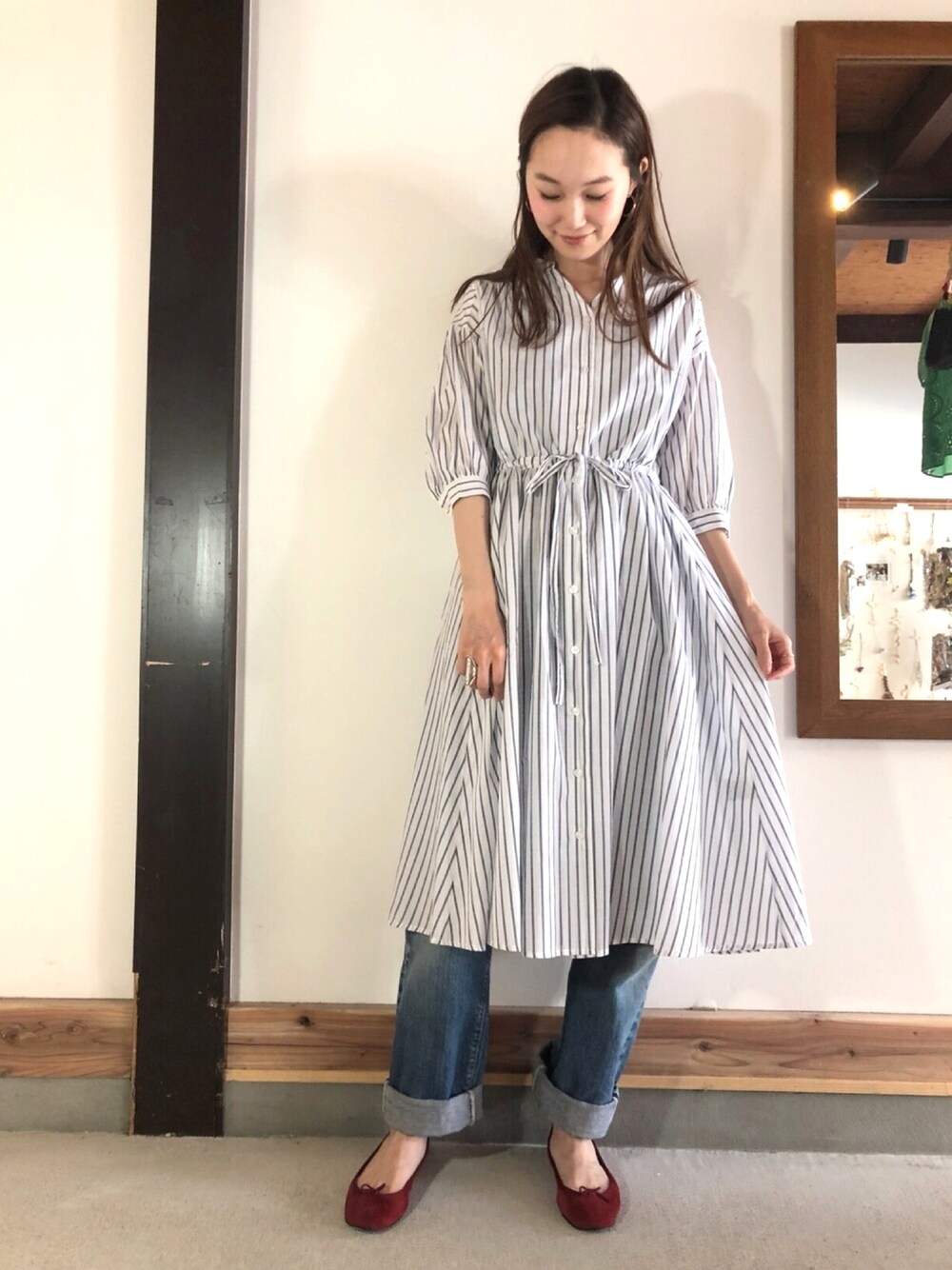 「春コーデ、大人カジュアル、ワンピース、casual、ストライプワンピース、デニムパンツ」｜「maison lierreのアイテム（ワンピース、ホワイト系）」を使った、mioさん（レディース・166cm）の春コーディネートの1枚目の写真