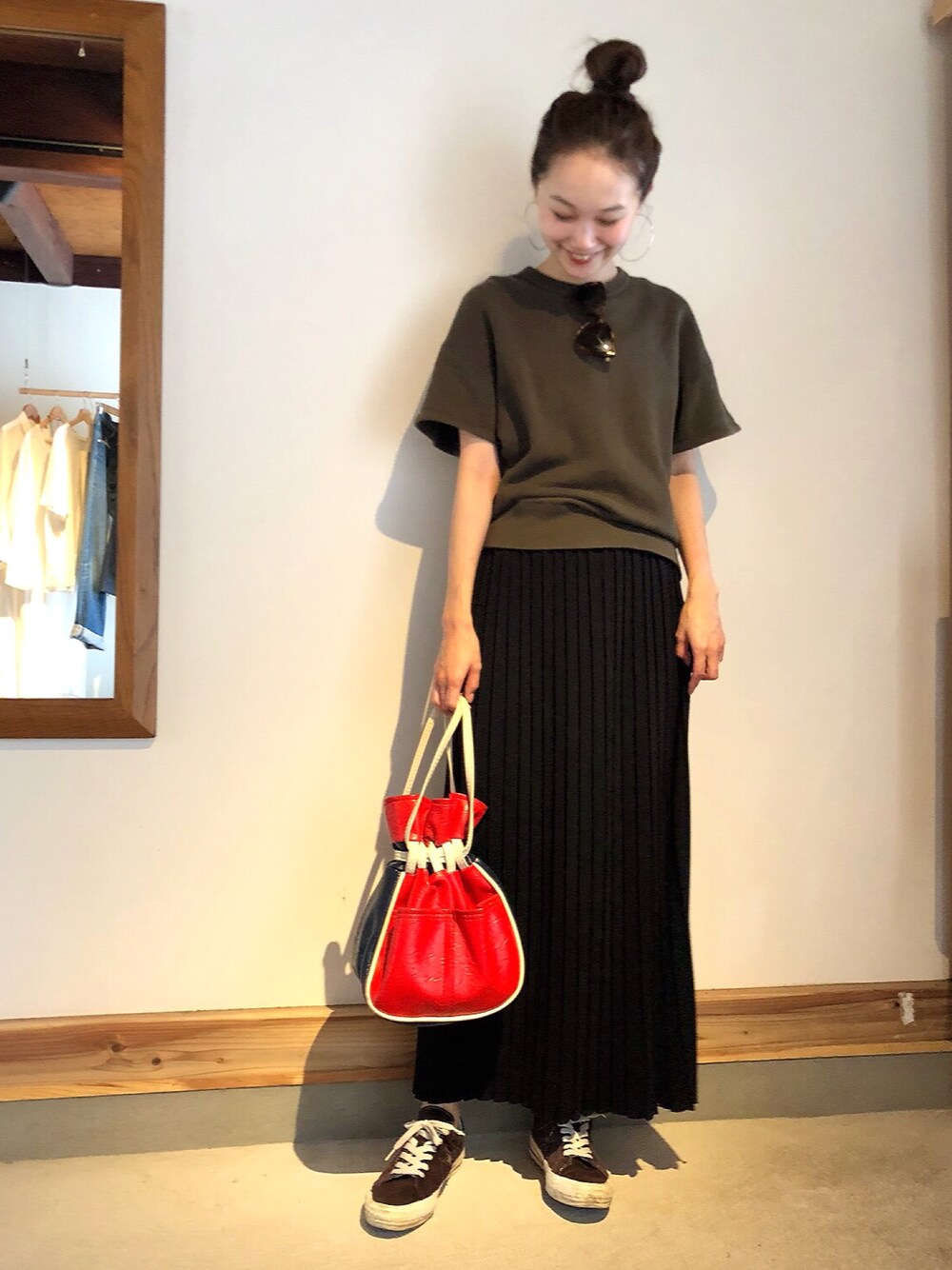 「大人カジュアル、秋コーデ、大人コーデ、スニーカーコーデ、スカート、ロングスカート」｜「HYKEのアイテム（スウェット、グリーン系）」を使った、mioさん（レディース・166cm）の夏コーディネートの1枚目の写真
