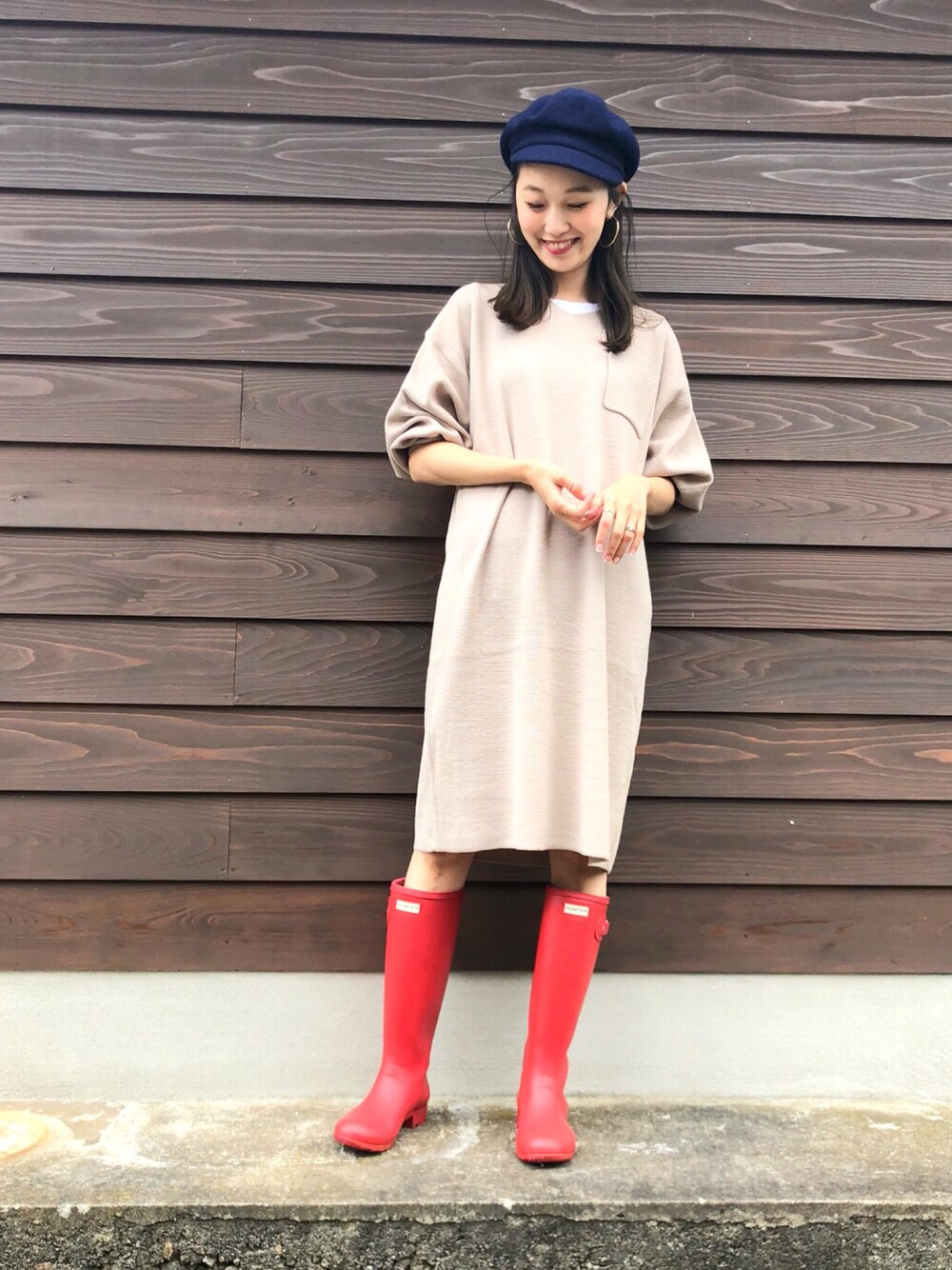 「秋冬コーデ、大人カジュアル、シンプルコーデ、休日スタイル、雨の日コーデ、ワンピース、キャスケット、レインブーツ」｜「LAULHEREの＜LAULHERE＞URSATM BERET/ﾍﾞﾚｰ（ハンチング/ベレー帽、ブルー系）」を使った、mioさん（レディース・166cm）の秋コーディネートの1枚目の写真