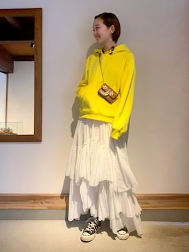 「白スカート」｜「アイテム（スウェット）」を使った、mioさん（レディース・166cm）の春コーディネート