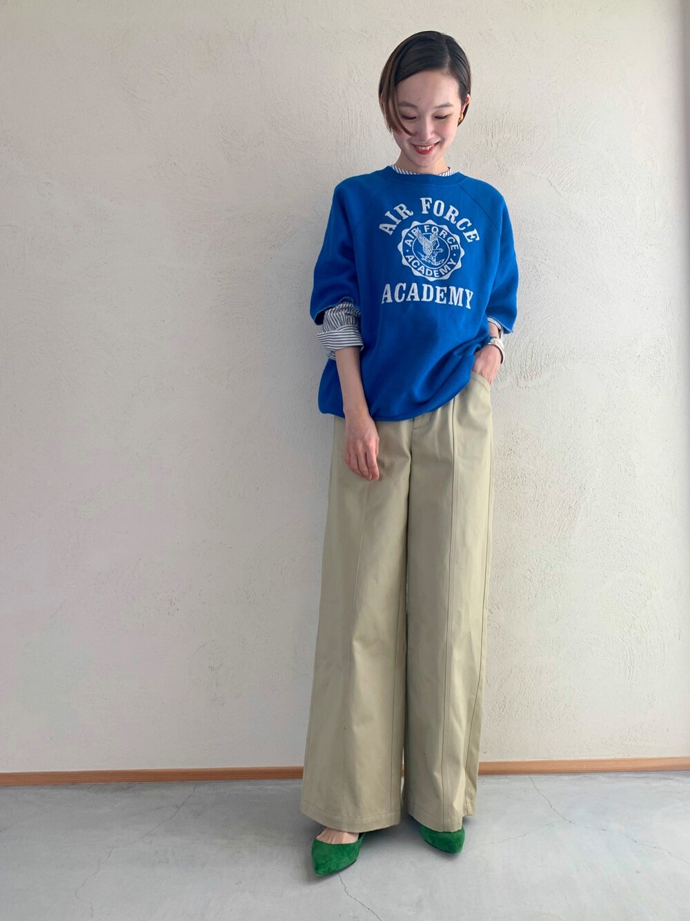 「春コーデ、オトナカジュアル、はるコーデ、ベージュ、チノパン」｜「URBAN RESEARCH ROSSOのチュニックシャツ（シャツ/ブラウス、ブルー系）」を使った、mioさん（レディース・166cm）の春コーディネートの1枚目の写真