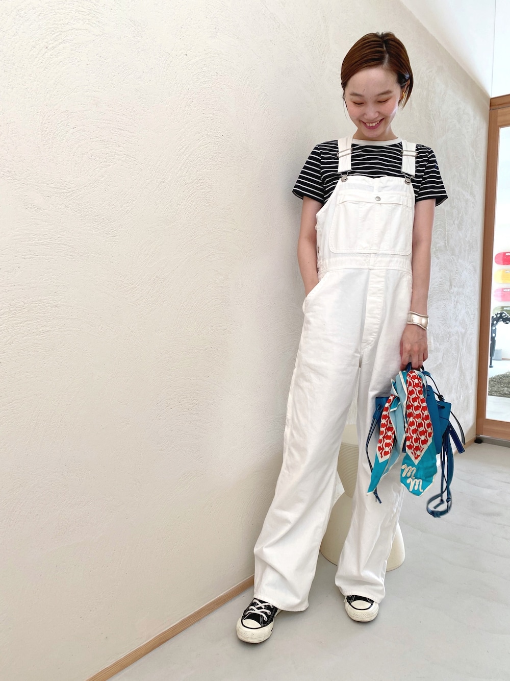 「LOEWE、休日スタイル、夏コーデ、オーバーオール、休日、スニーカーコーデ、夏だ！Tシャツ着よう！」｜「HOLIDAYのCOLOR BIG OVER-ALL カラーオーバーオール（サロペット/オーバーオール、ホワイト系）」を使った、mioさん（レディース・166cm）の夏コーディネートの1枚目の写真